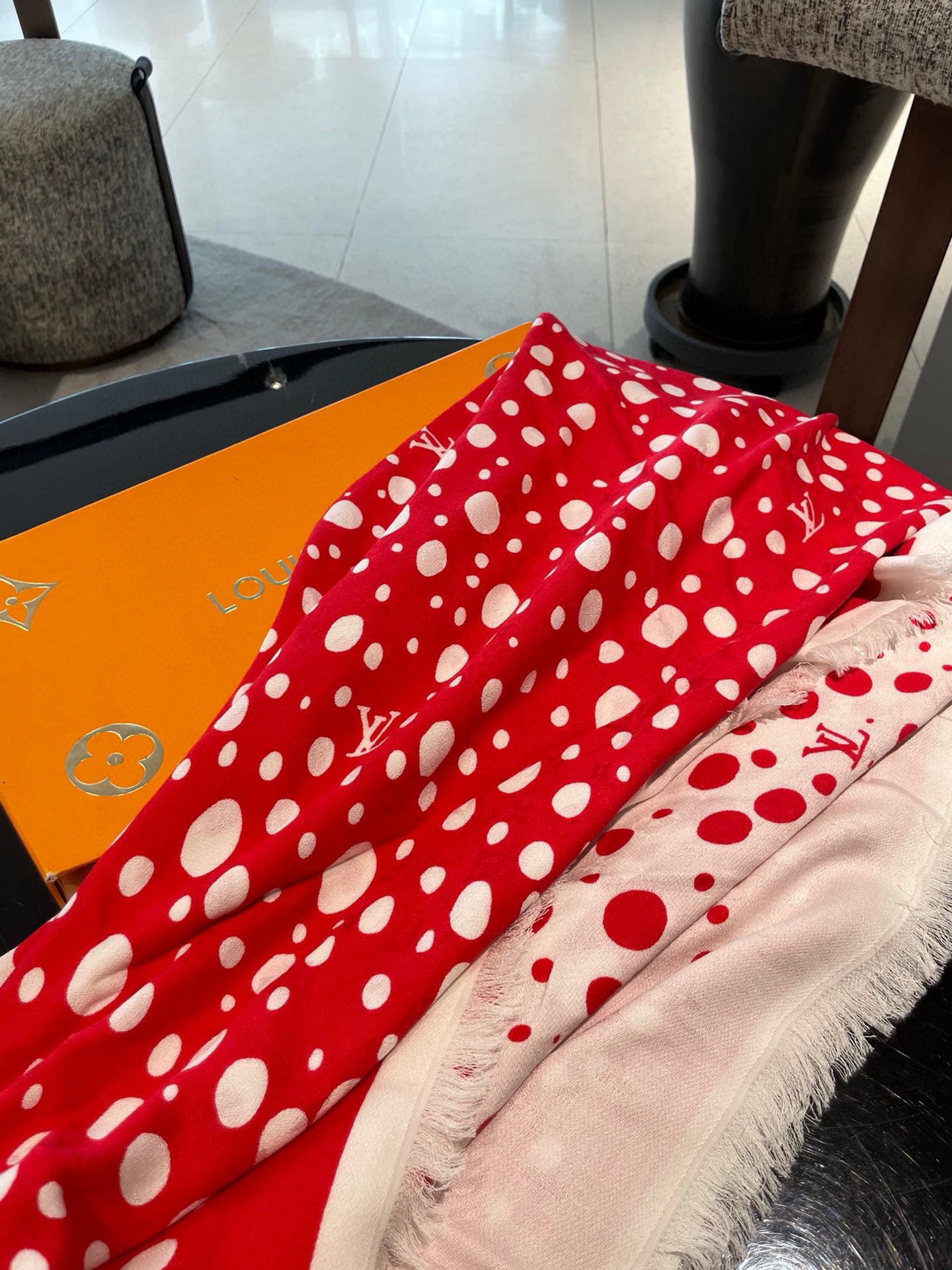 PLV新款暗纹提花印花丝绒披肩~~好好看啊！！！！面料非常柔软，上面都是有暗纹老花提花的，光影下logo