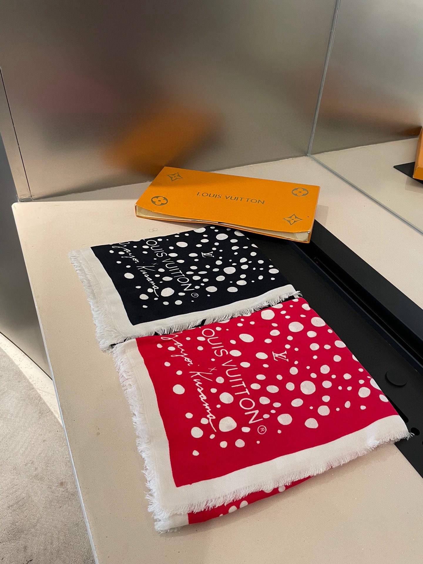 PLV新款暗纹提花印花丝绒披肩~~好好看啊！！！！面料非常柔软，上面都是有暗纹老花提花的，光影下logo