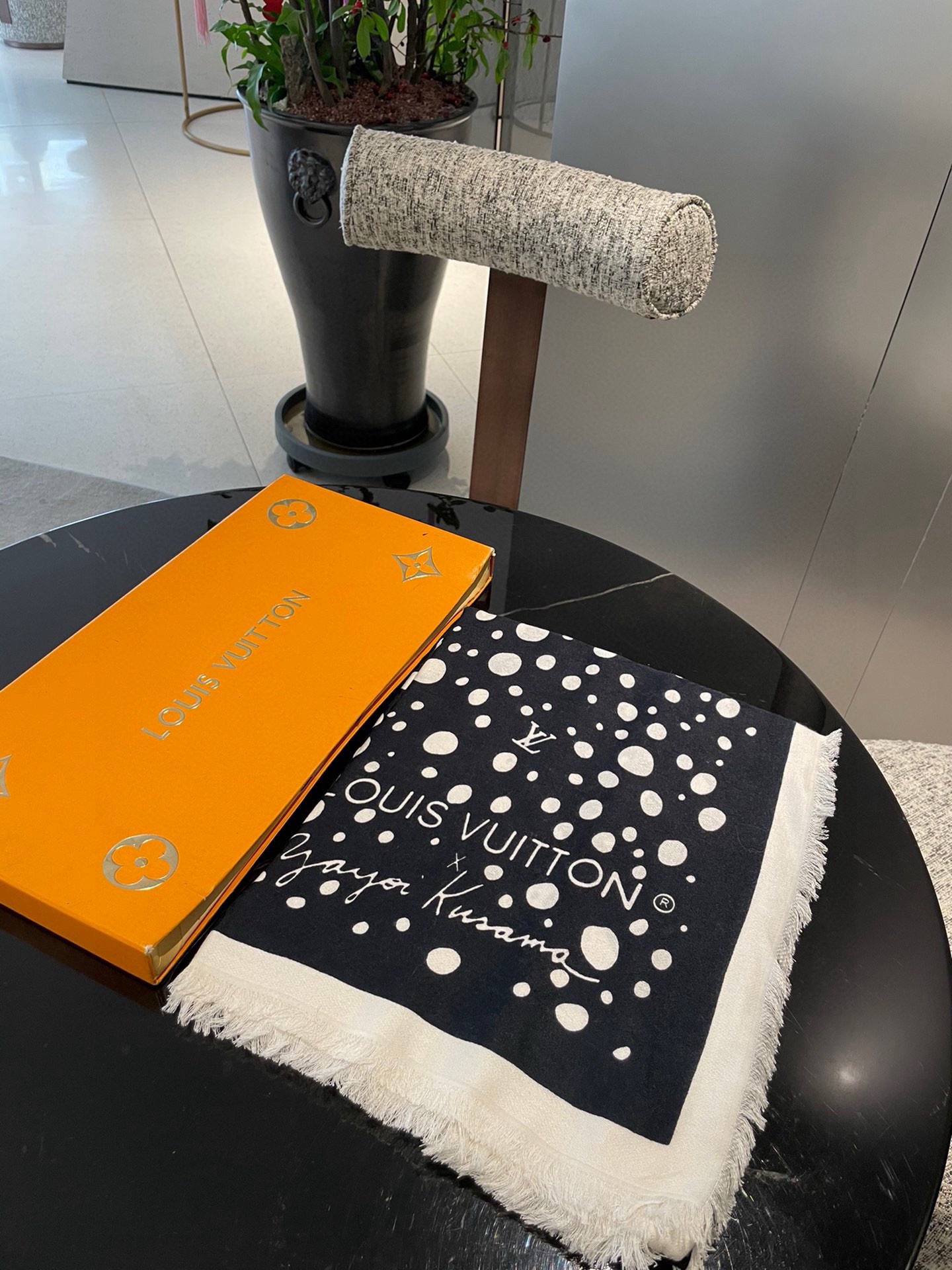 PLV新款暗纹提花印花丝绒披肩~~好好看啊！！！！面料非常柔软，上面都是有暗纹老花提花的，光影下logo