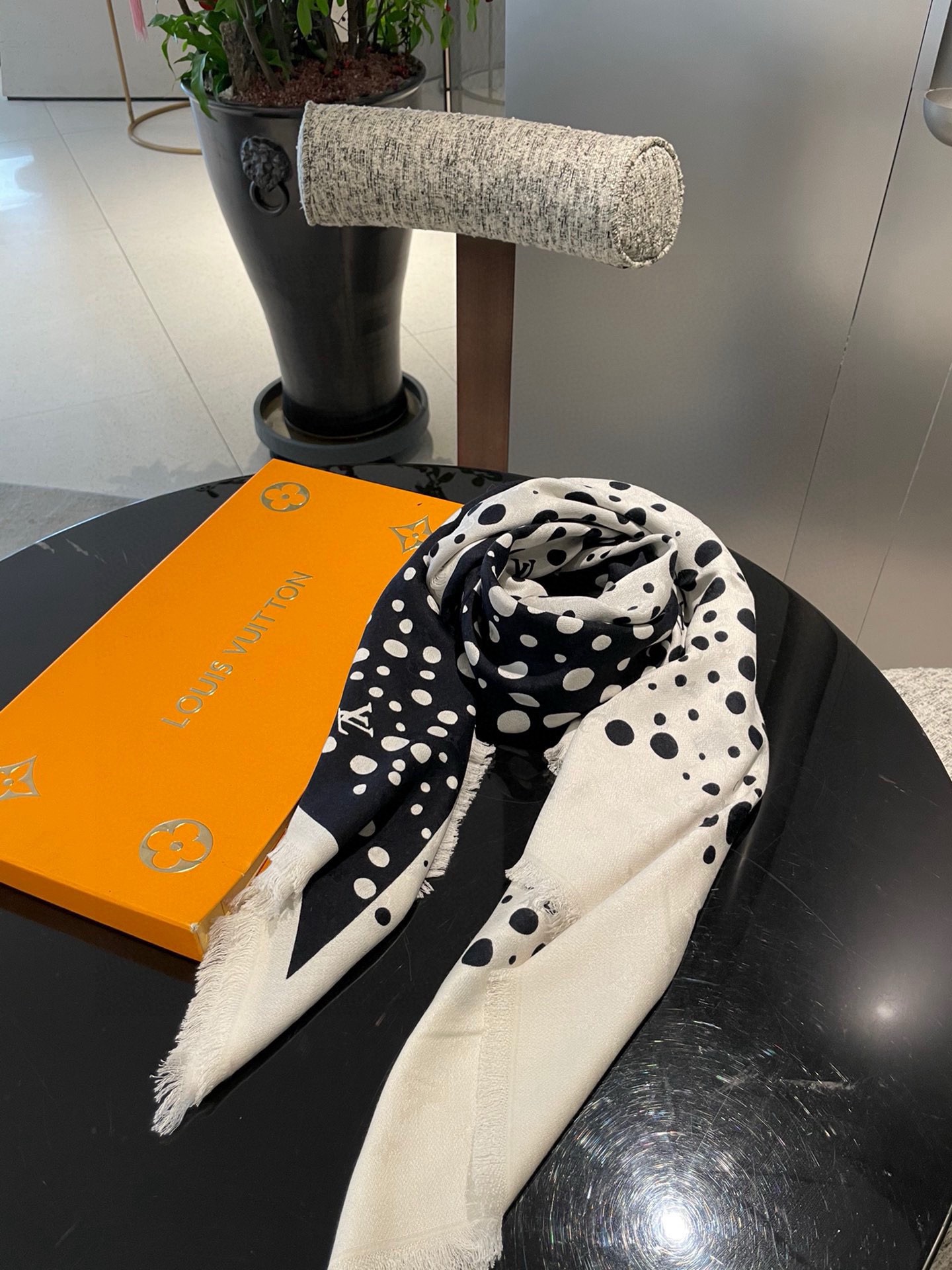 PLV新款暗纹提花印花丝绒披肩~~好好看啊！！！！面料非常柔软，上面都是有暗纹老花提花的，光影下logo