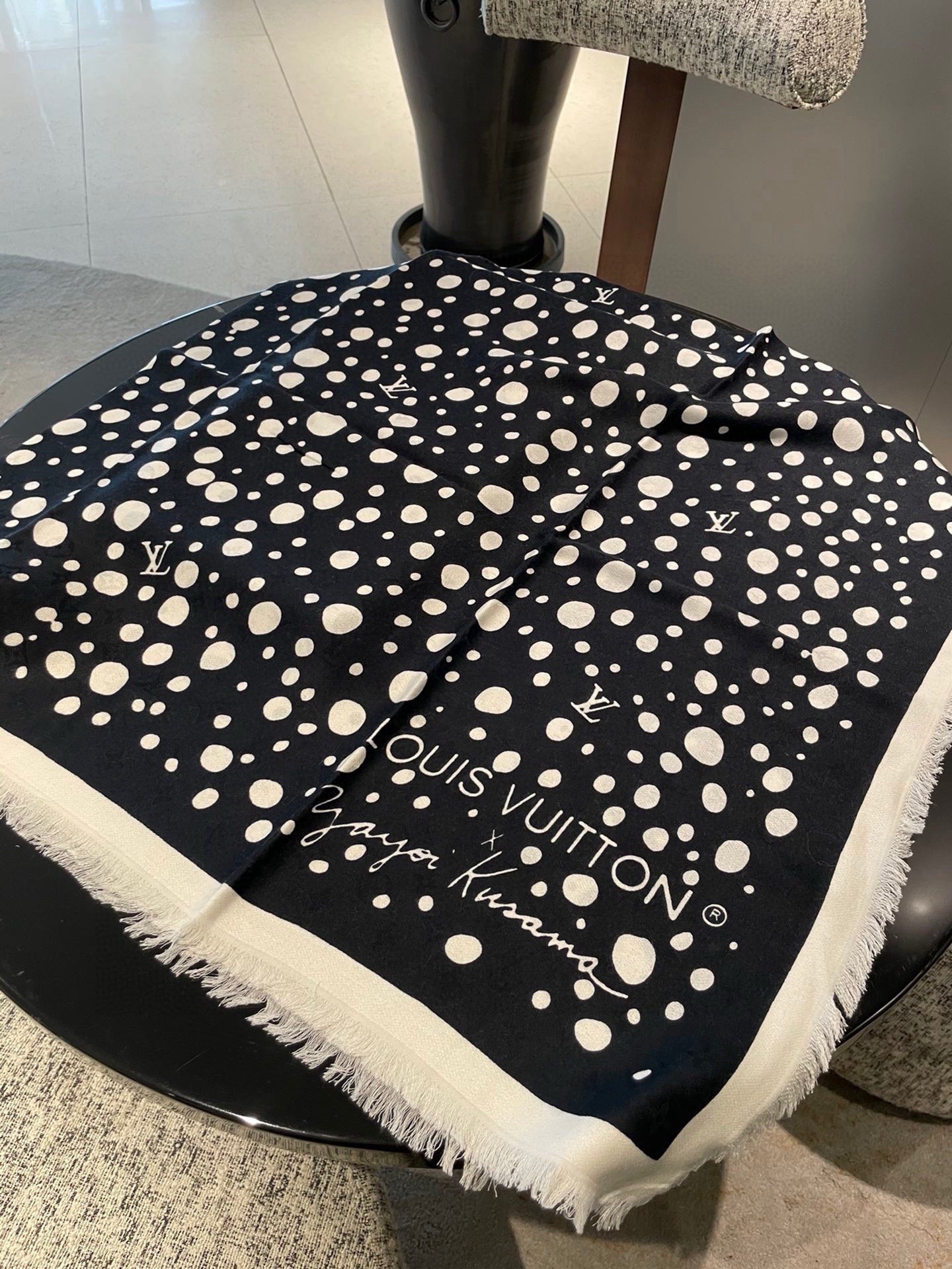 PLV新款暗纹提花印花丝绒披肩~~好好看啊！！！！面料非常柔软，上面都是有暗纹老花提花的，光影下logo