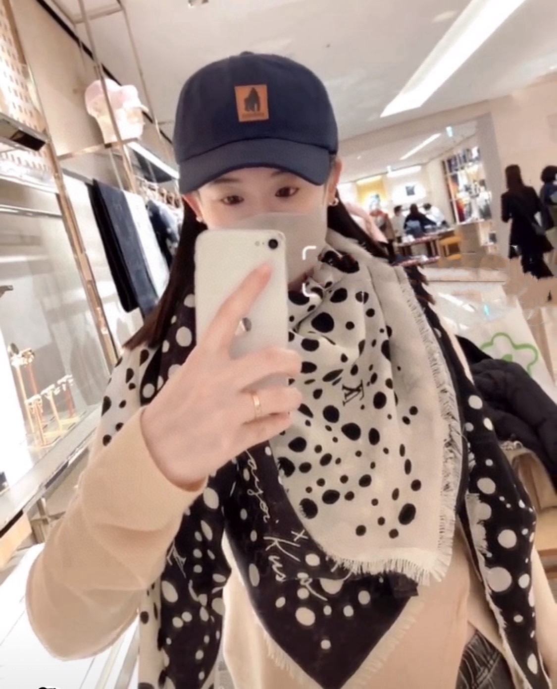 PLV新款暗纹提花印花丝绒披肩~~好好看啊！！！！面料非常柔软，上面都是有暗纹老花提花的，光影下logo