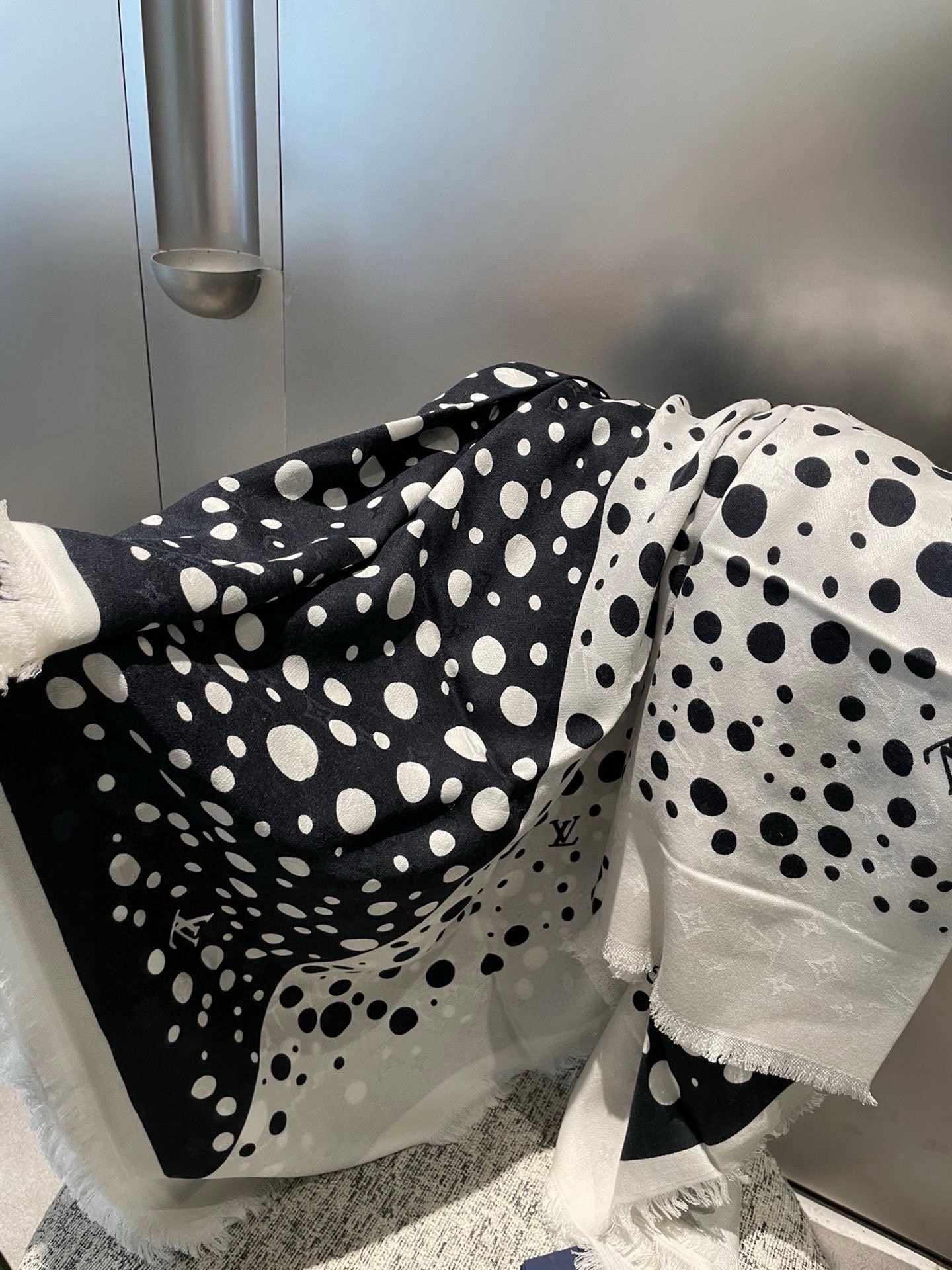 PLV新款暗纹提花印花丝绒披肩~~好好看啊！！！！面料非常柔软，上面都是有暗纹老花提花的，光影下logo