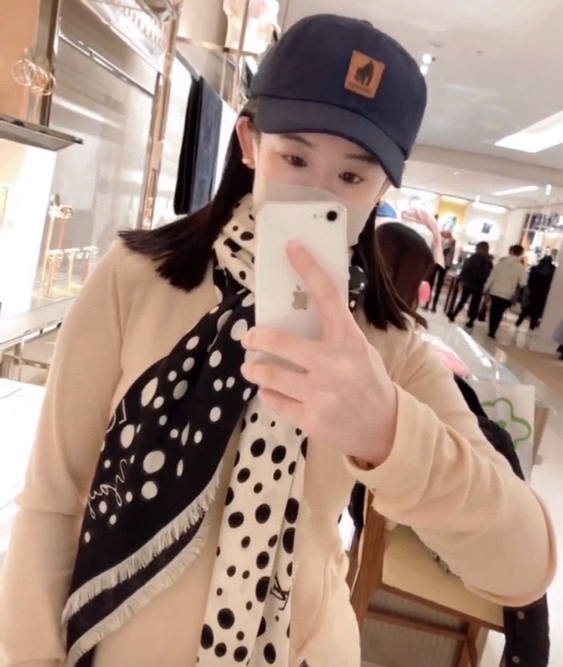 PLV新款暗纹提花印花丝绒披肩~~好好看啊！！！！面料非常柔软，上面都是有暗纹老花提花的，光影下logo