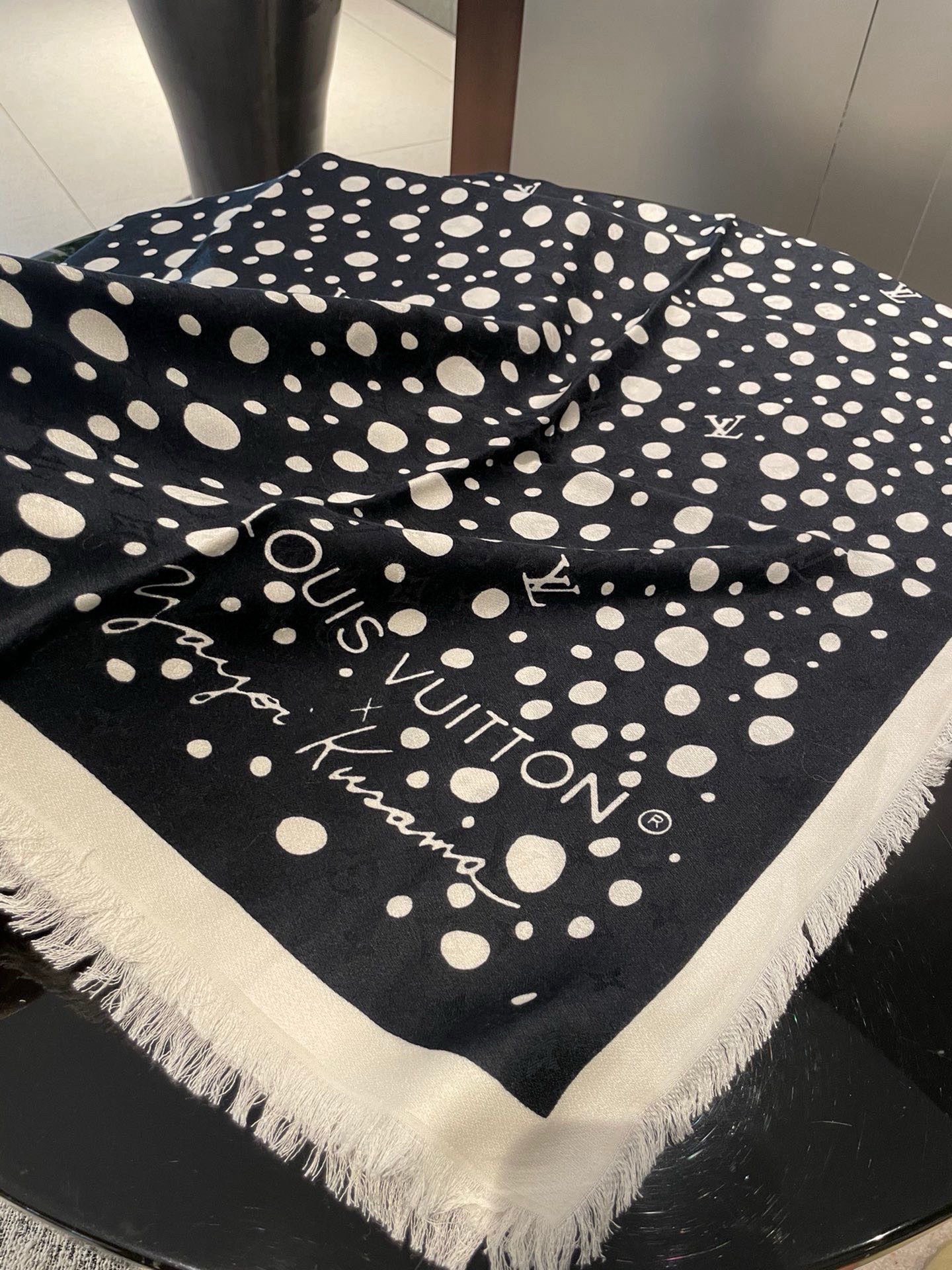 PLV新款暗纹提花印花丝绒披肩~~好好看啊！！！！面料非常柔软，上面都是有暗纹老花提花的，光影下logo