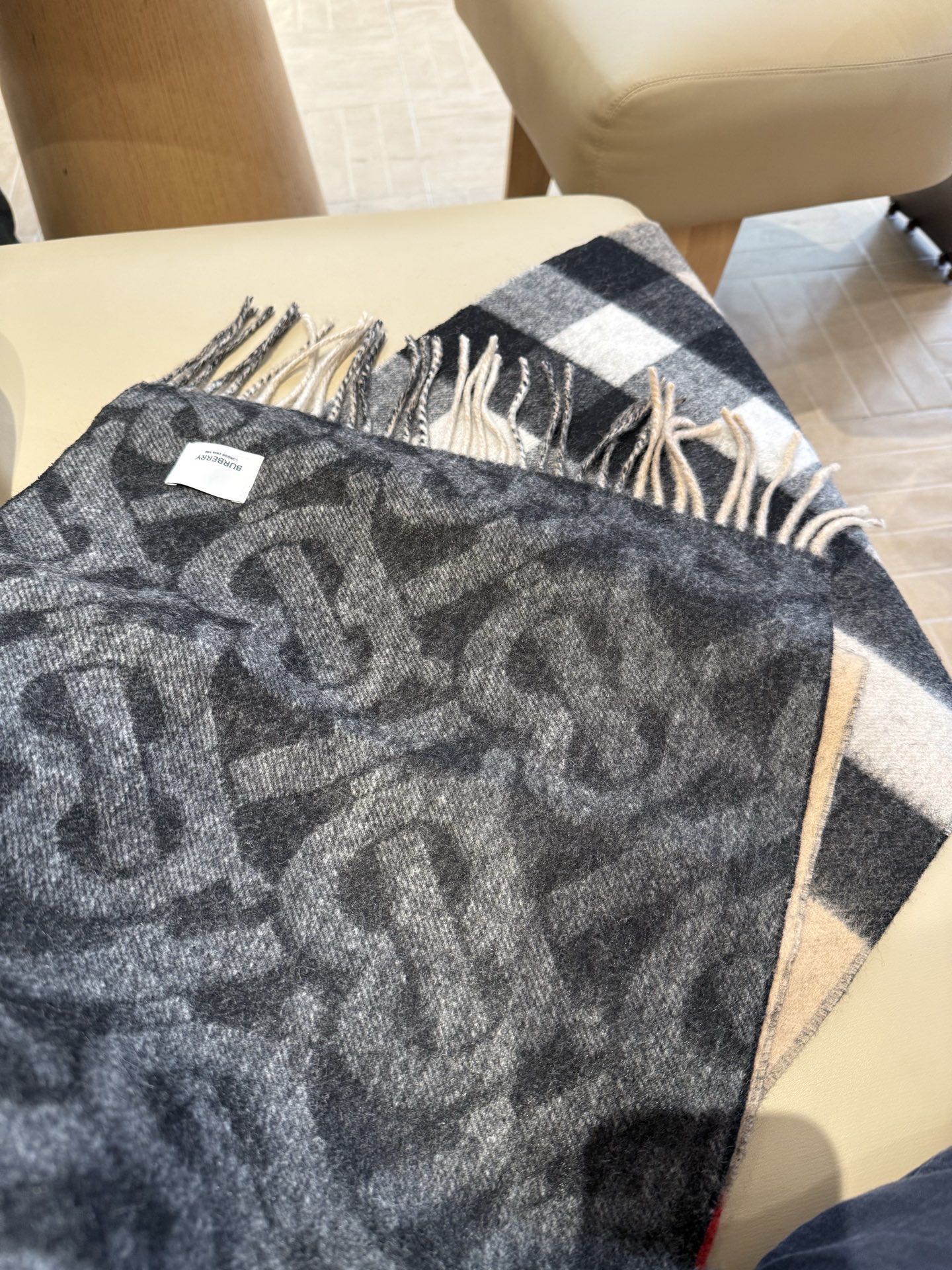 PTB 双面格子 B家最新款，全部采的原样回来做的，👍👍不论颜色🔝，原料 ，🔝手感 ，🔝标都做到了一致🏆