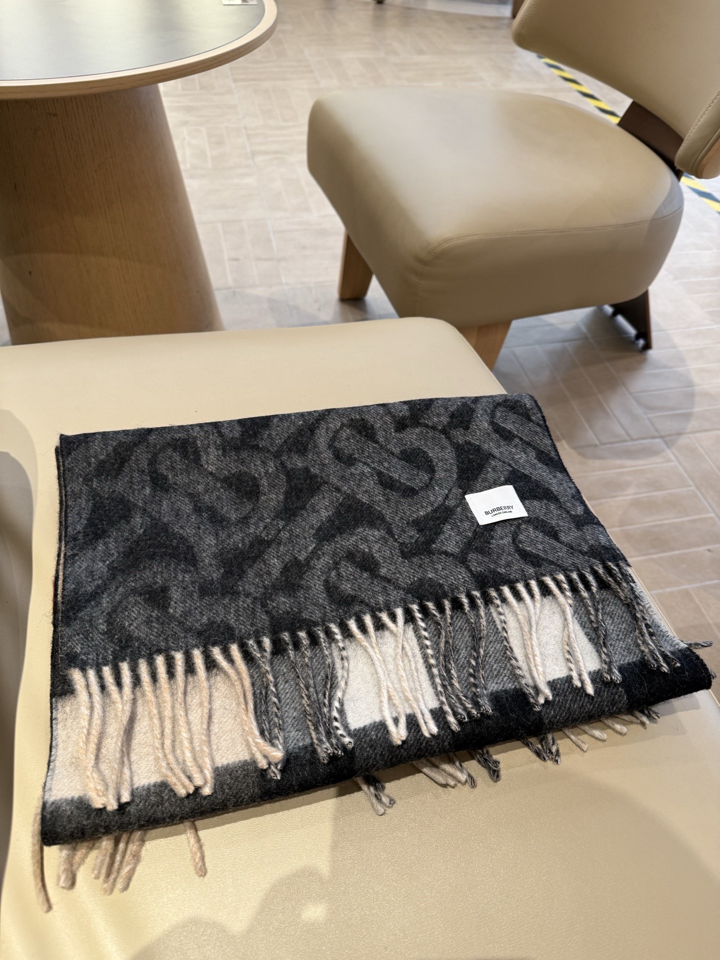 PTB 双面格子 B家最新款，全部采的原样回来做的，👍👍不论颜色🔝，原料 ，🔝手感 ，🔝标都做到了一致🏆