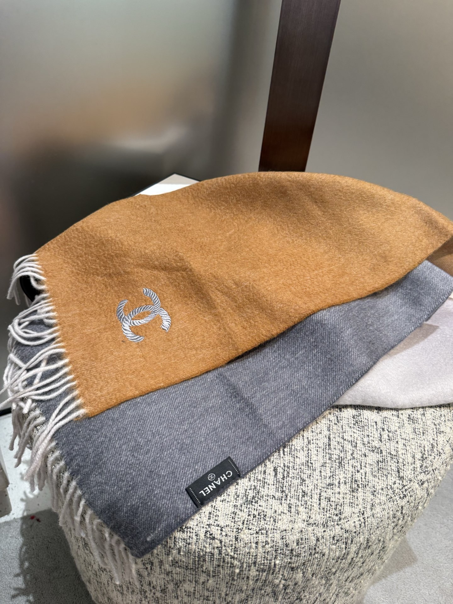 P香奈儿2025渐变色👍巴黎时装展商务女士通用双面羊绒围巾。代工厂臻选上乘的超细羊绒纤维 进行纯手工精梳