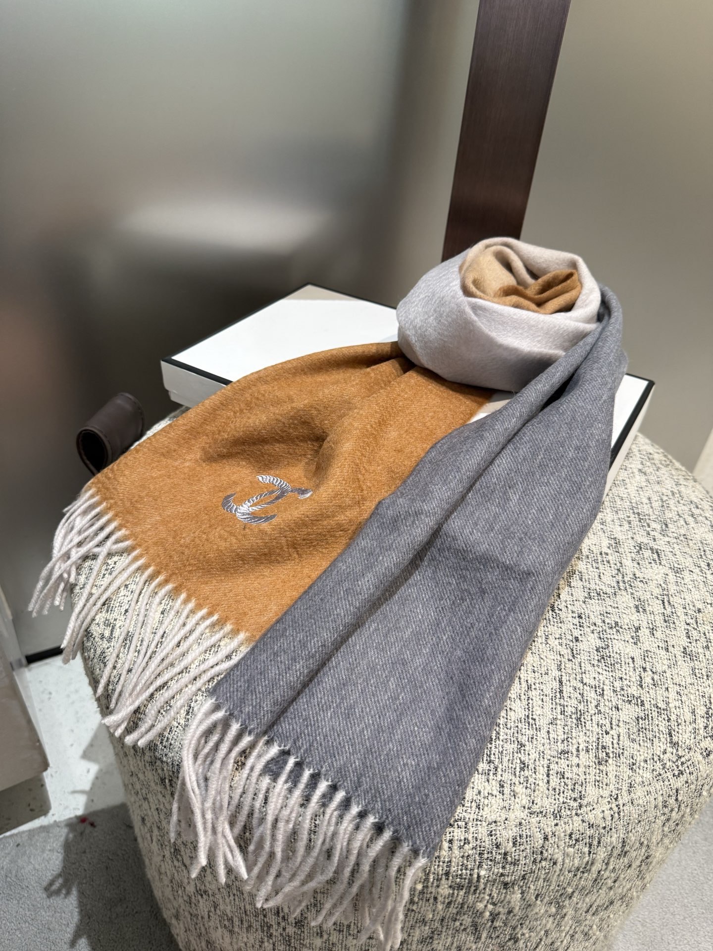 P香奈儿2025渐变色👍巴黎时装展商务女士通用双面羊绒围巾。代工厂臻选上乘的超细羊绒纤维 进行纯手工精梳