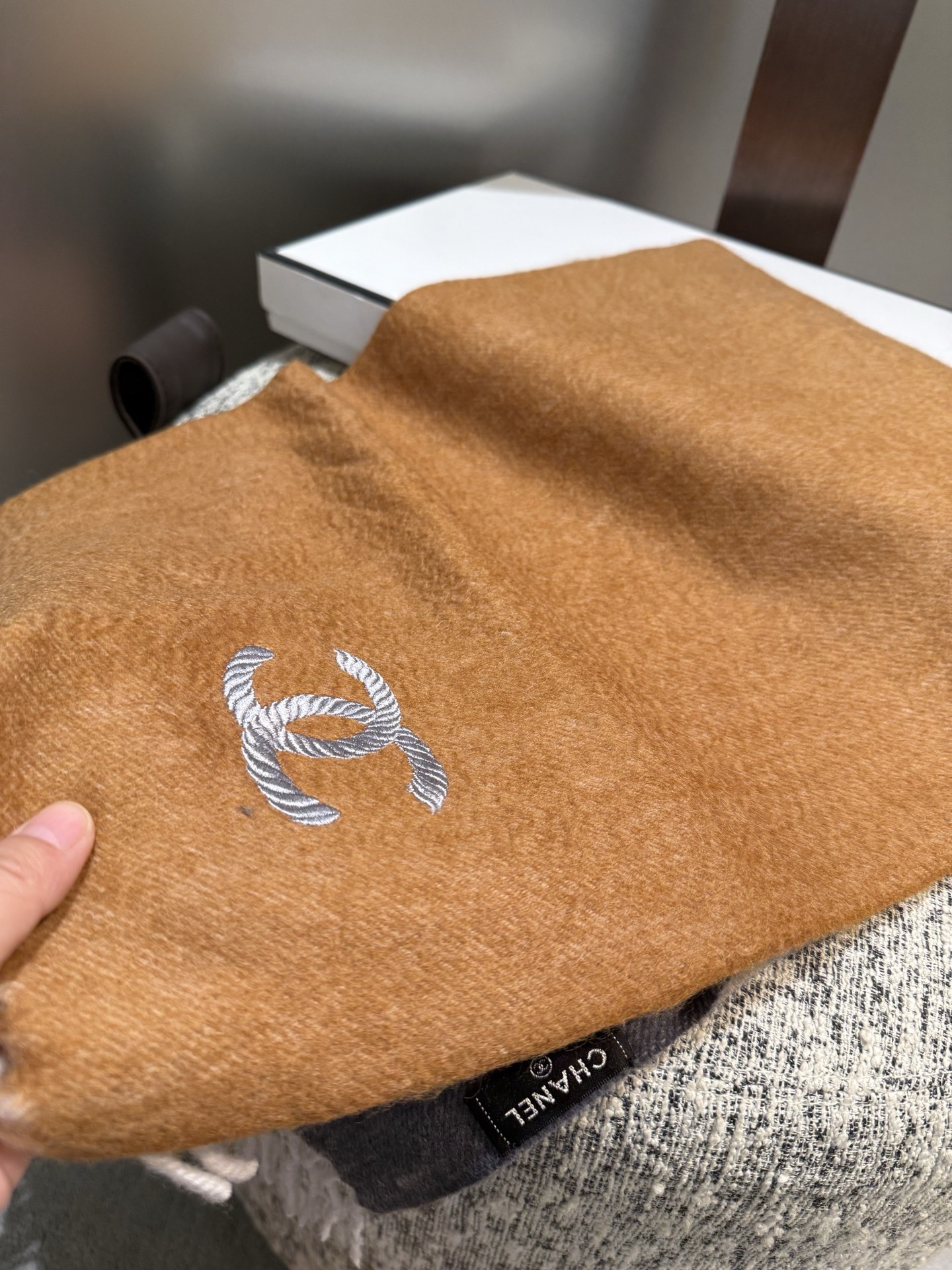 P香奈儿2025渐变色👍巴黎时装展商务女士通用双面羊绒围巾。代工厂臻选上乘的超细羊绒纤维 进行纯手工精梳