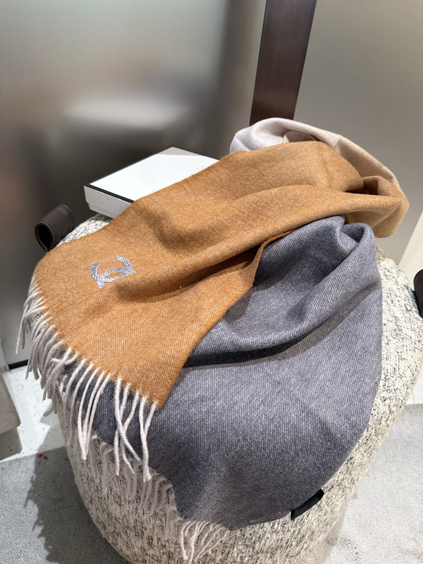 P香奈儿2025渐变色👍巴黎时装展商务女士通用双面羊绒围巾。代工厂臻选上乘的超细羊绒纤维 进行纯手工精梳