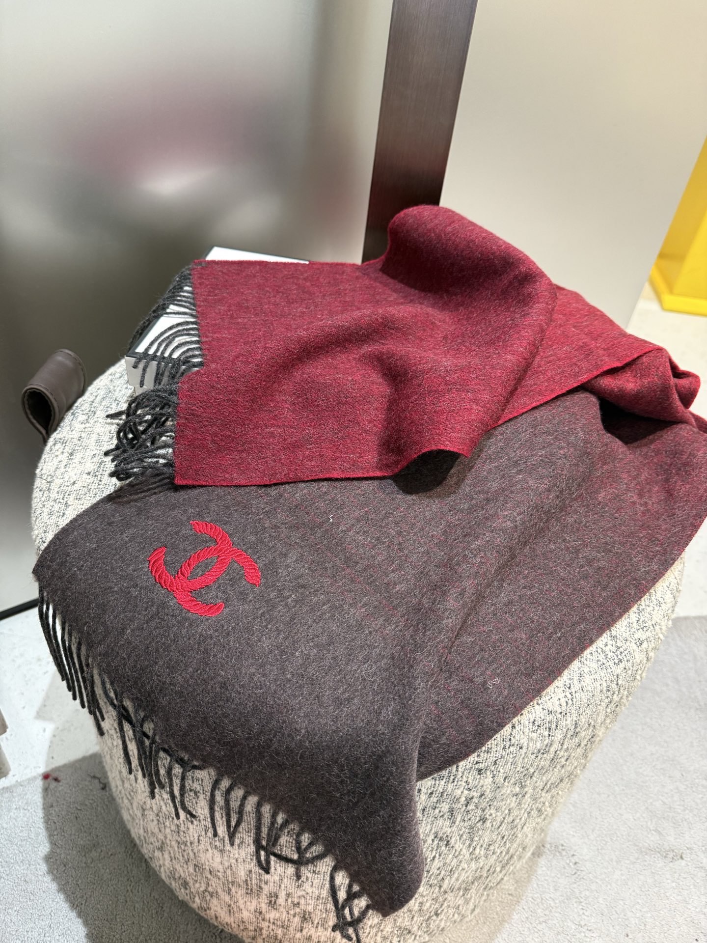 P香奈儿2025渐变色👍巴黎时装展商务女士通用双面羊绒围巾。代工厂臻选上乘的超细羊绒纤维 进行纯手工精梳