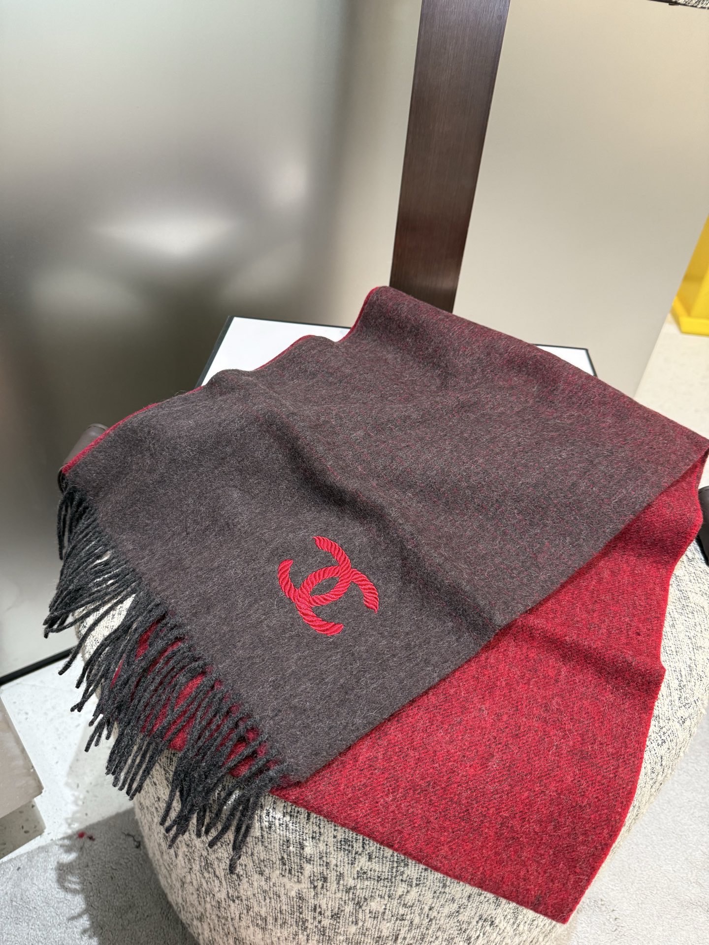 P香奈儿2025渐变色👍巴黎时装展商务女士通用双面羊绒围巾。代工厂臻选上乘的超细羊绒纤维 进行纯手工精梳