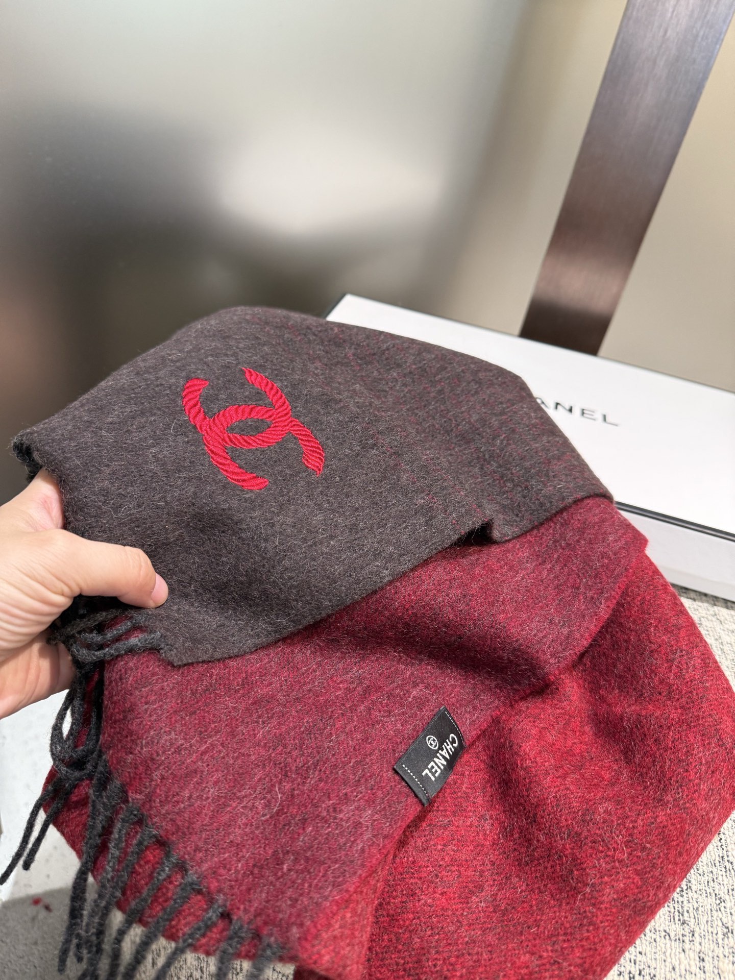 P香奈儿2025渐变色👍巴黎时装展商务女士通用双面羊绒围巾。代工厂臻选上乘的超细羊绒纤维 进行纯手工精梳