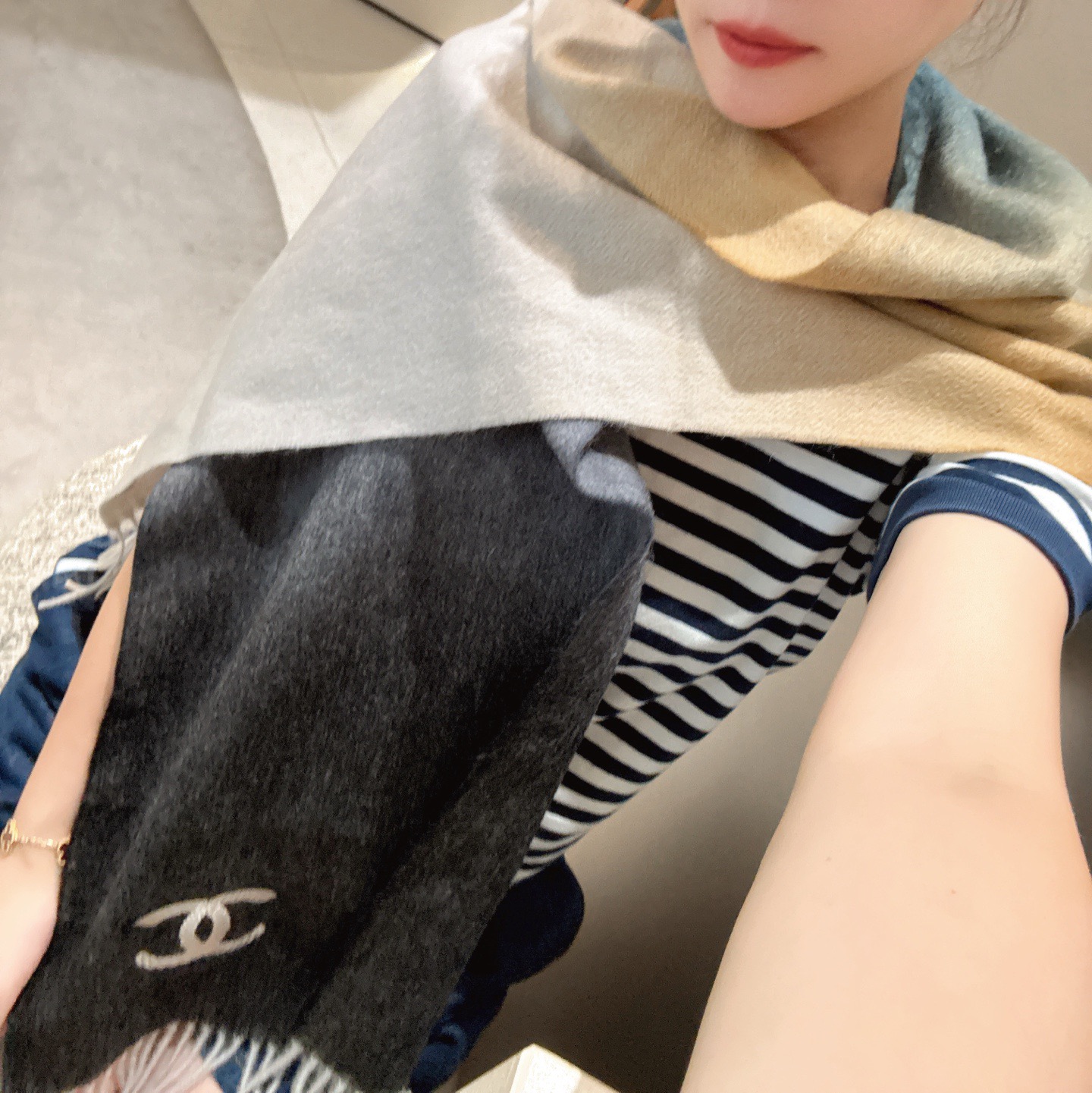 P香奈儿2025渐变色👍巴黎时装展商务女士通用双面羊绒围巾。代工厂臻选上乘的超细羊绒纤维 进行纯手工精梳