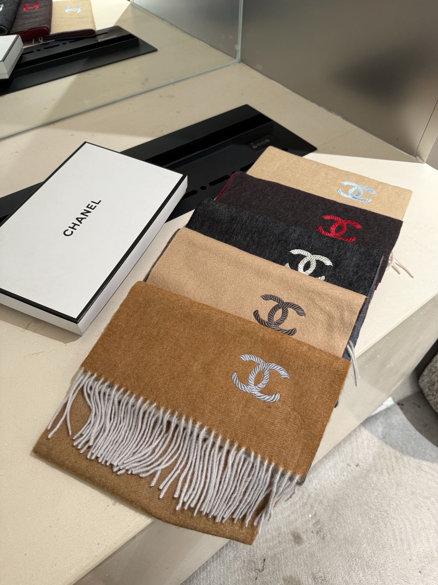 P香奈儿2025渐变色👍巴黎时装展商务女士通用双面羊绒围巾。代工厂臻选上乘的超细羊绒纤维 进行纯手工精梳