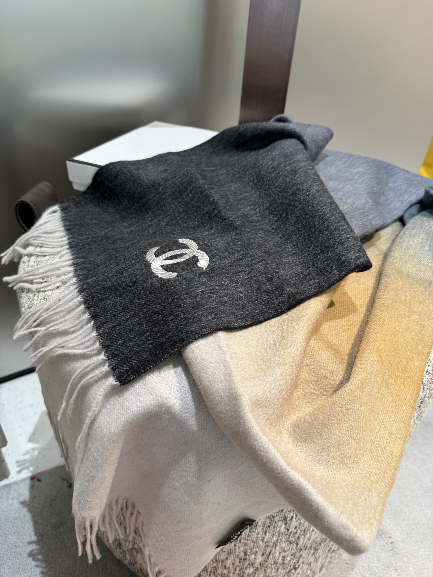 P香奈儿2025渐变色👍巴黎时装展商务女士通用双面羊绒围巾。代工厂臻选上乘的超细羊绒纤维 进行纯手工精梳