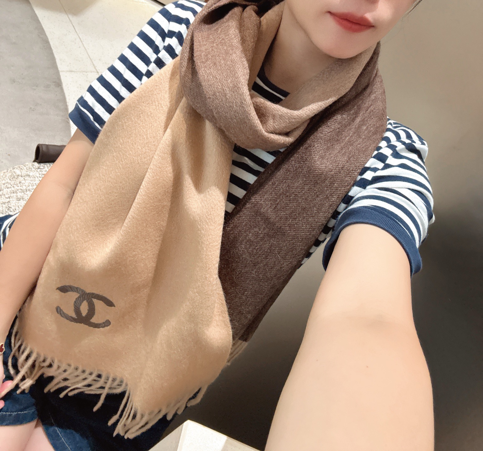 P香奈儿2025渐变色👍巴黎时装展商务女士通用双面羊绒围巾。代工厂臻选上乘的超细羊绒纤维 进行纯手工精梳