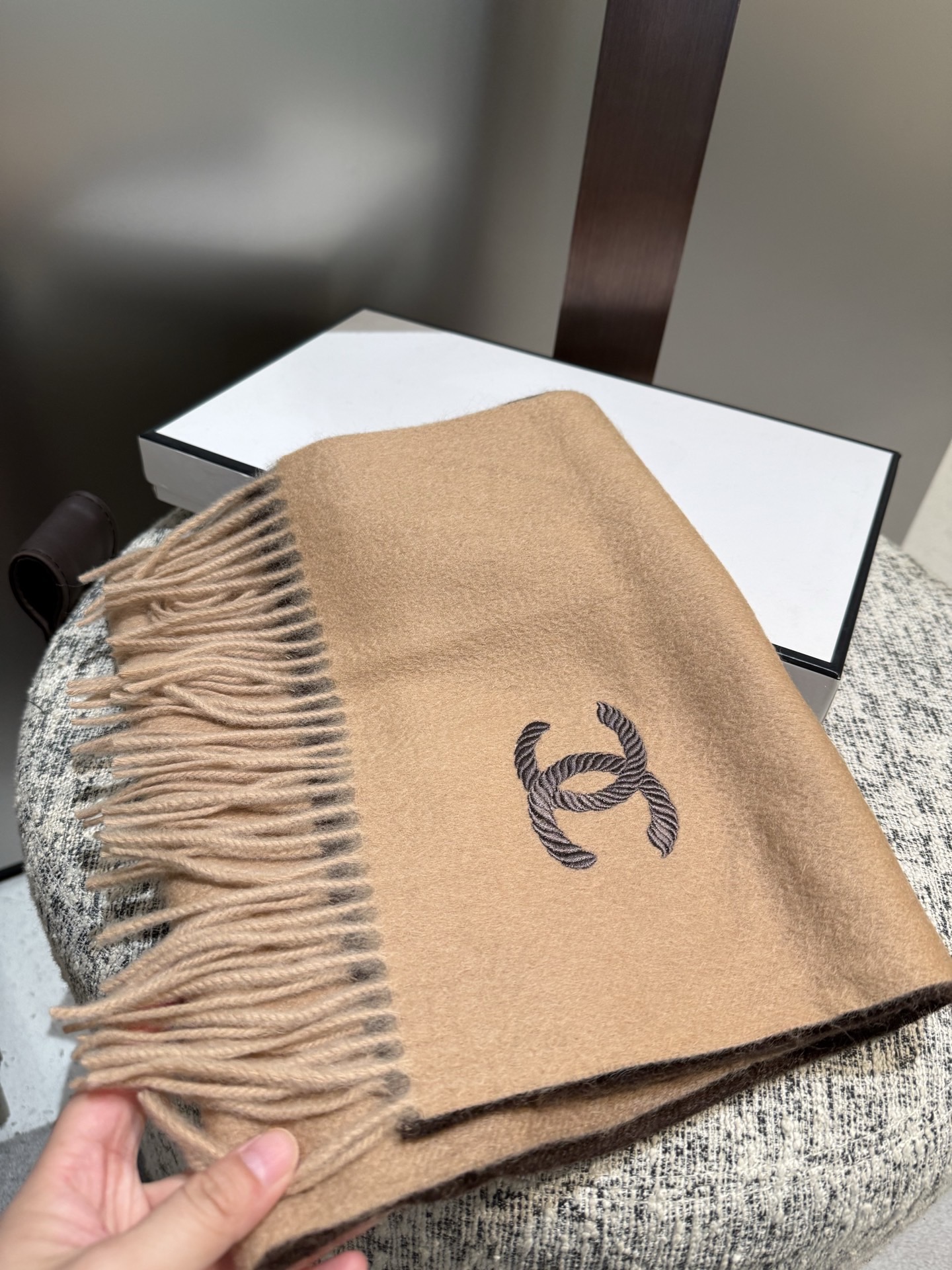 P香奈儿2025渐变色👍巴黎时装展商务女士通用双面羊绒围巾。代工厂臻选上乘的超细羊绒纤维 进行纯手工精梳