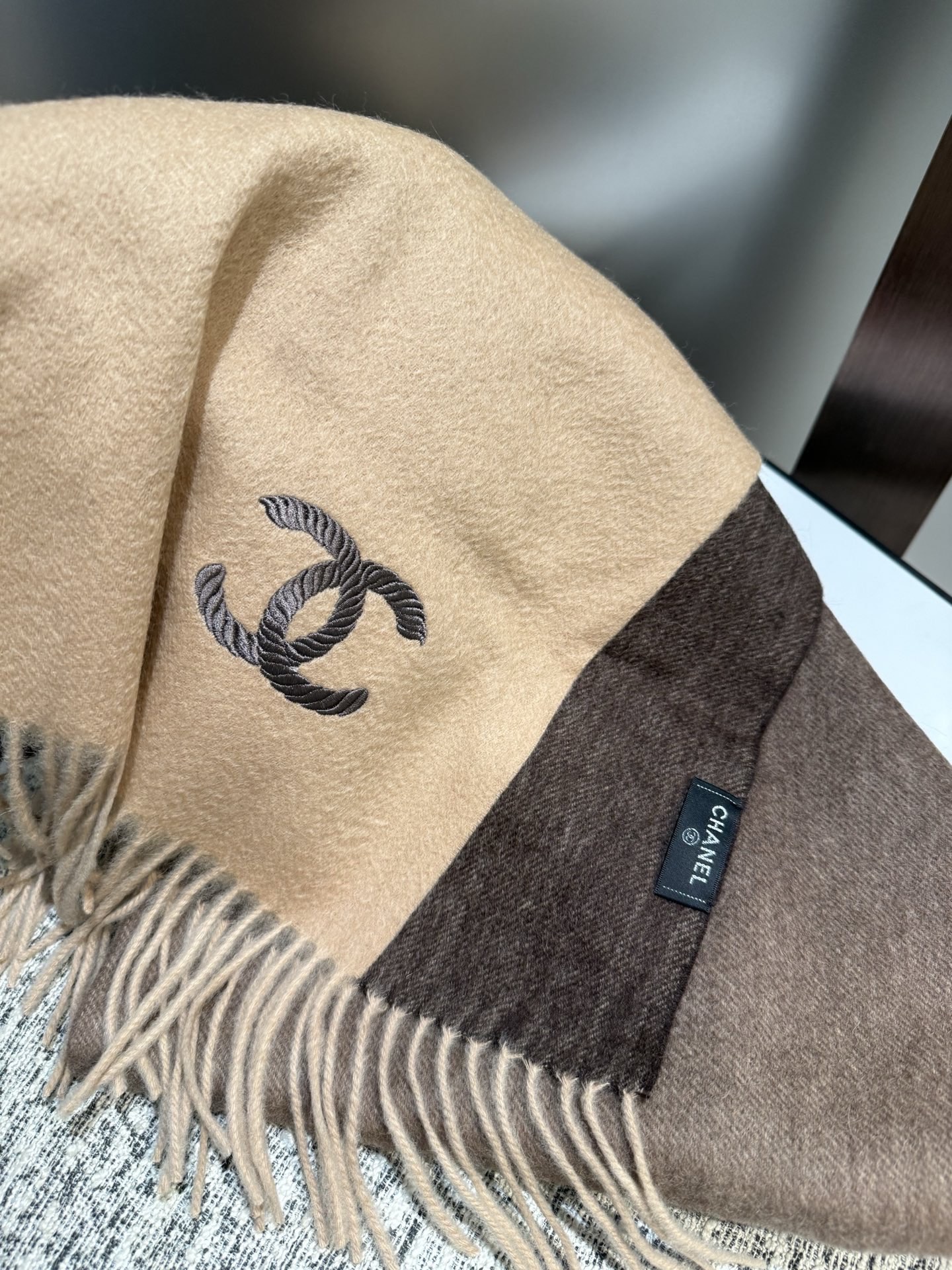 P香奈儿2025渐变色👍巴黎时装展商务女士通用双面羊绒围巾。代工厂臻选上乘的超细羊绒纤维 进行纯手工精梳