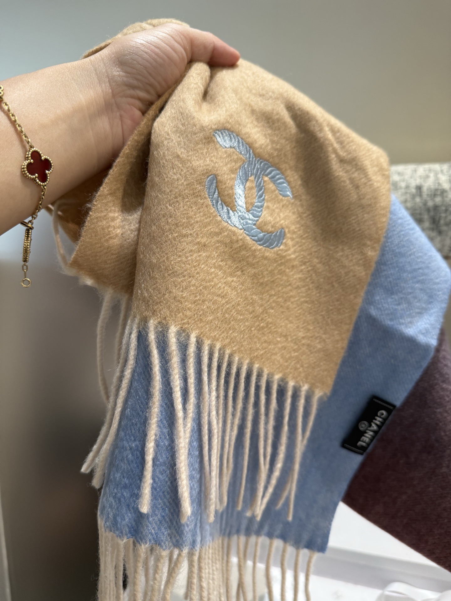 P香奈儿2025渐变色👍巴黎时装展商务女士通用双面羊绒围巾。代工厂臻选上乘的超细羊绒纤维 进行纯手工精梳