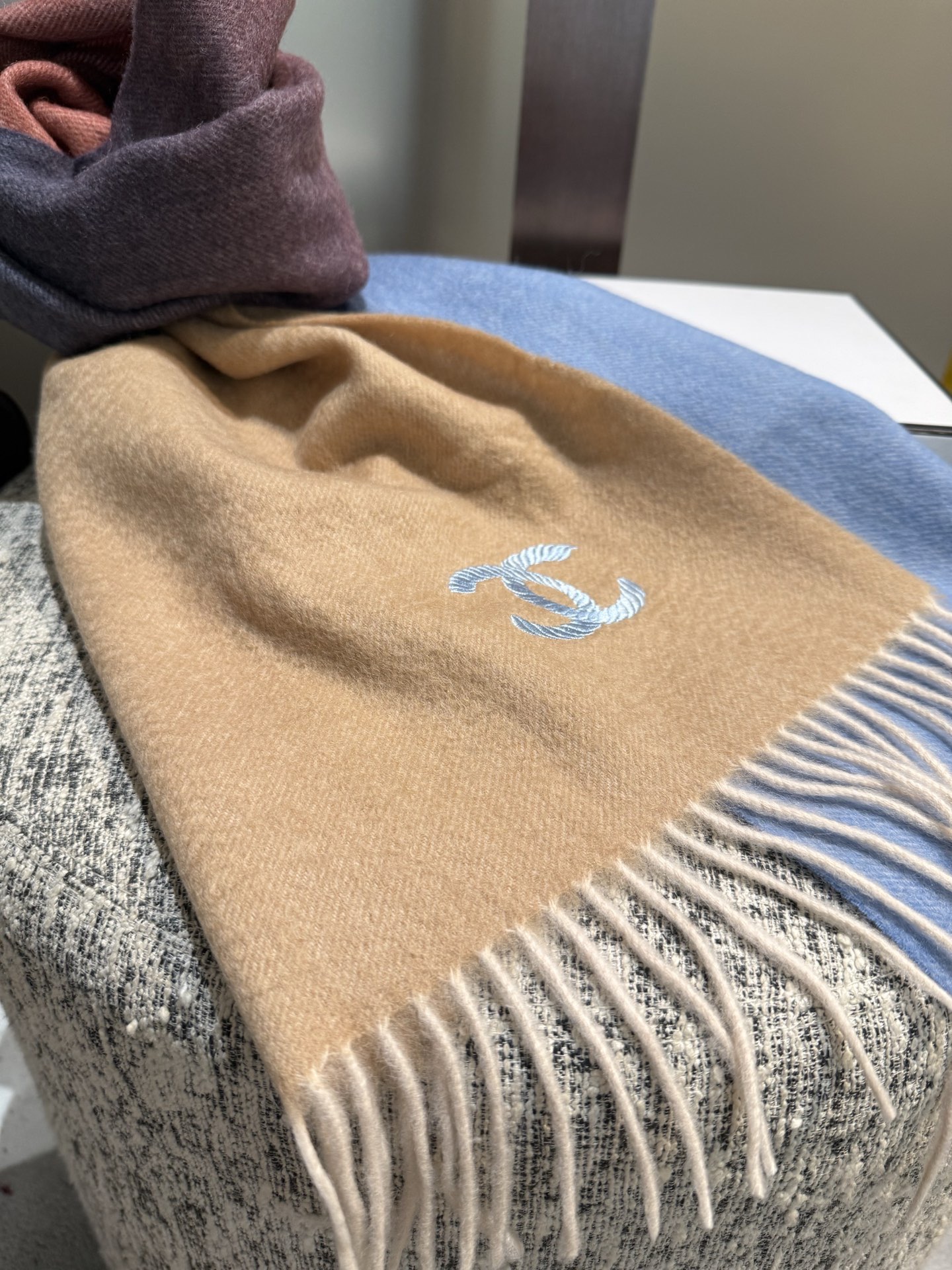 P香奈儿2025渐变色👍巴黎时装展商务女士通用双面羊绒围巾。代工厂臻选上乘的超细羊绒纤维 进行纯手工精梳