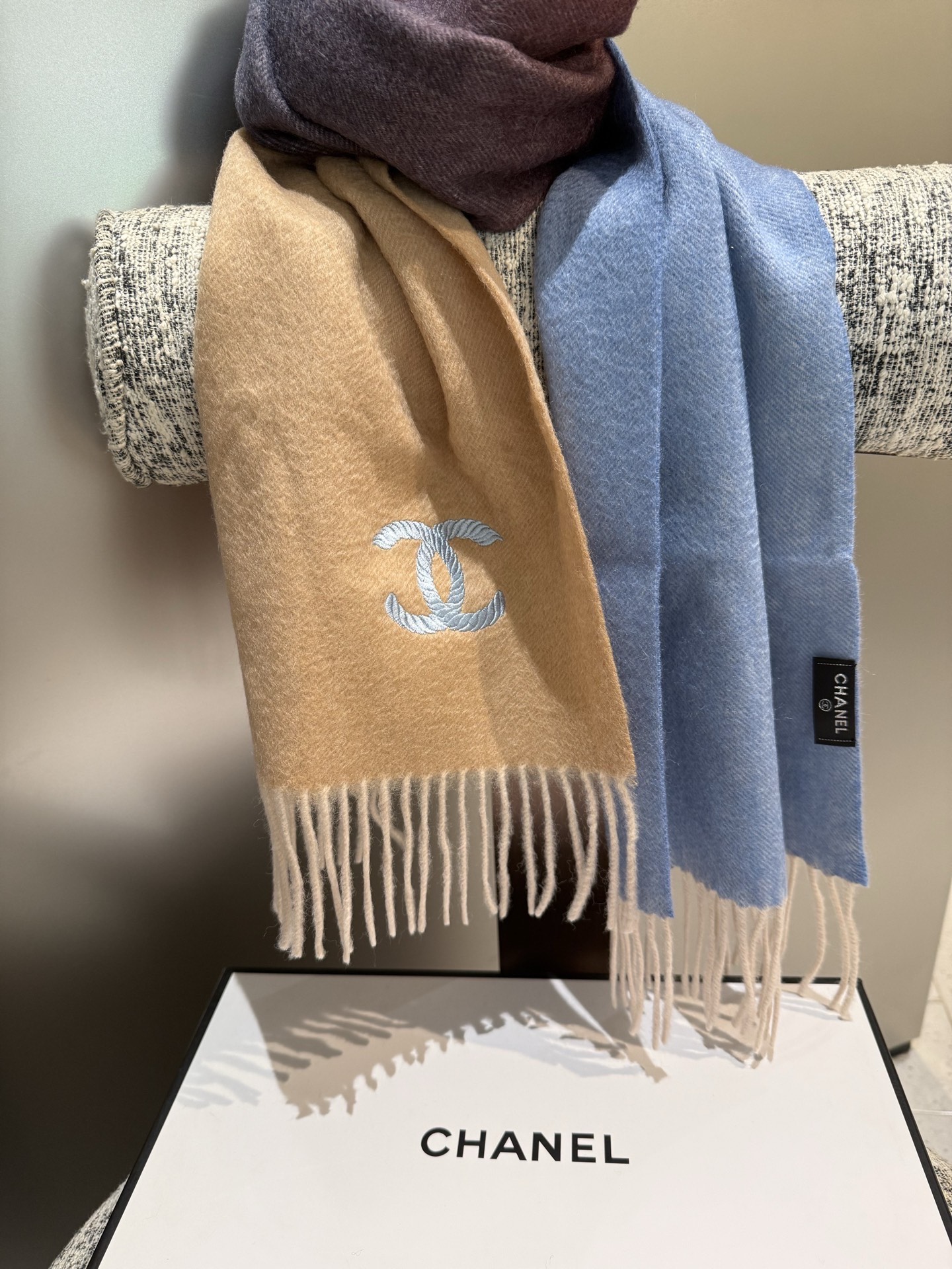 P香奈儿2025渐变色👍巴黎时装展商务女士通用双面羊绒围巾。代工厂臻选上乘的超细羊绒纤维 进行纯手工精梳