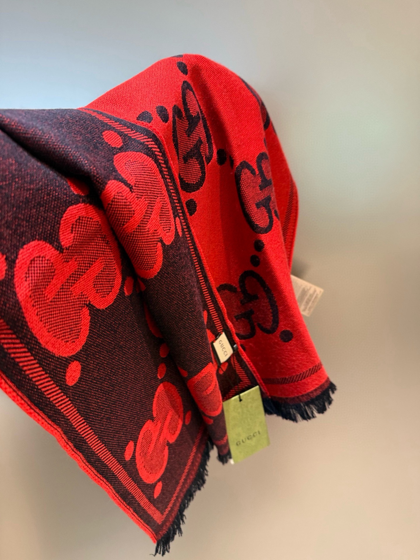 PGucci精纺提花双面羊毛！官网同步发售！非常实用推荐款，限量的配色，男女围都特别好看！！三个色。经典