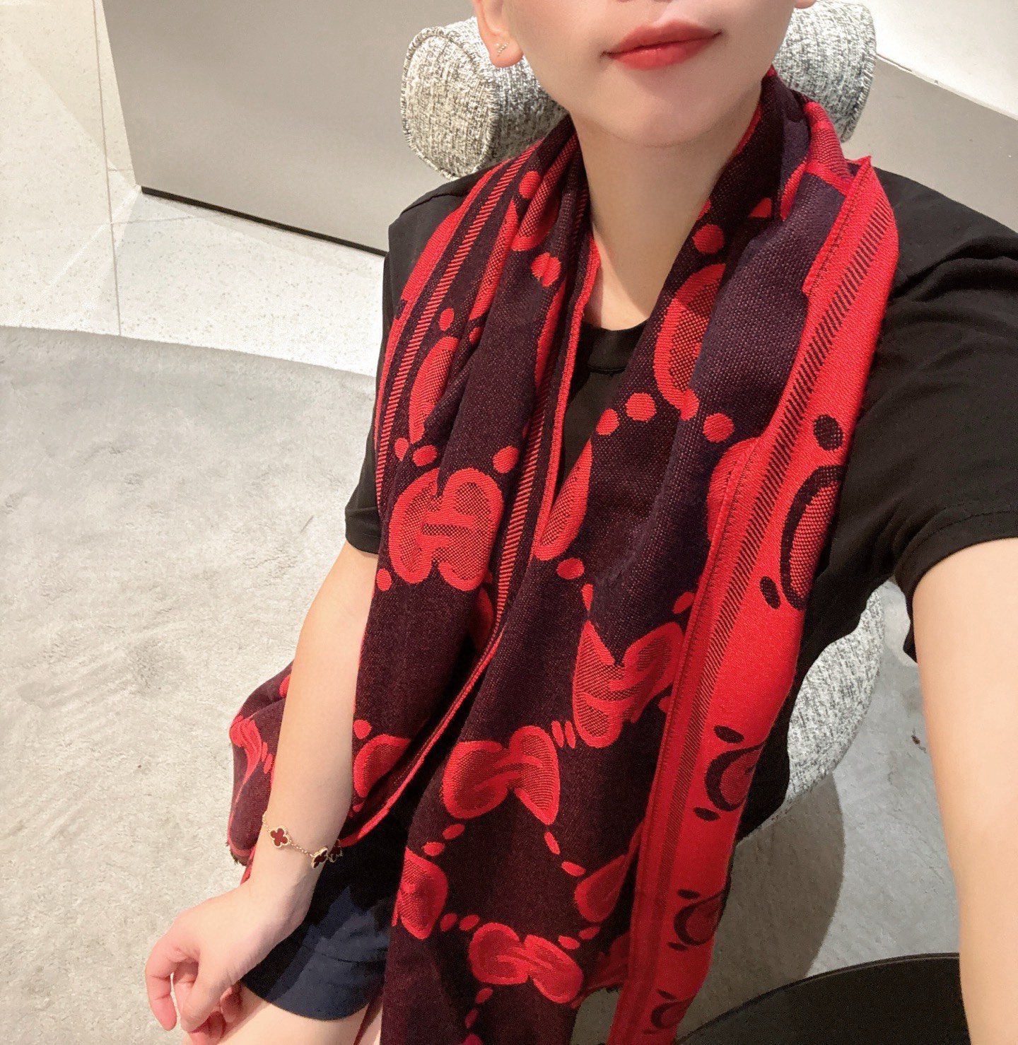 PGucci精纺提花双面羊毛！官网同步发售！非常实用推荐款，限量的配色，男女围都特别好看！！三个色。经典