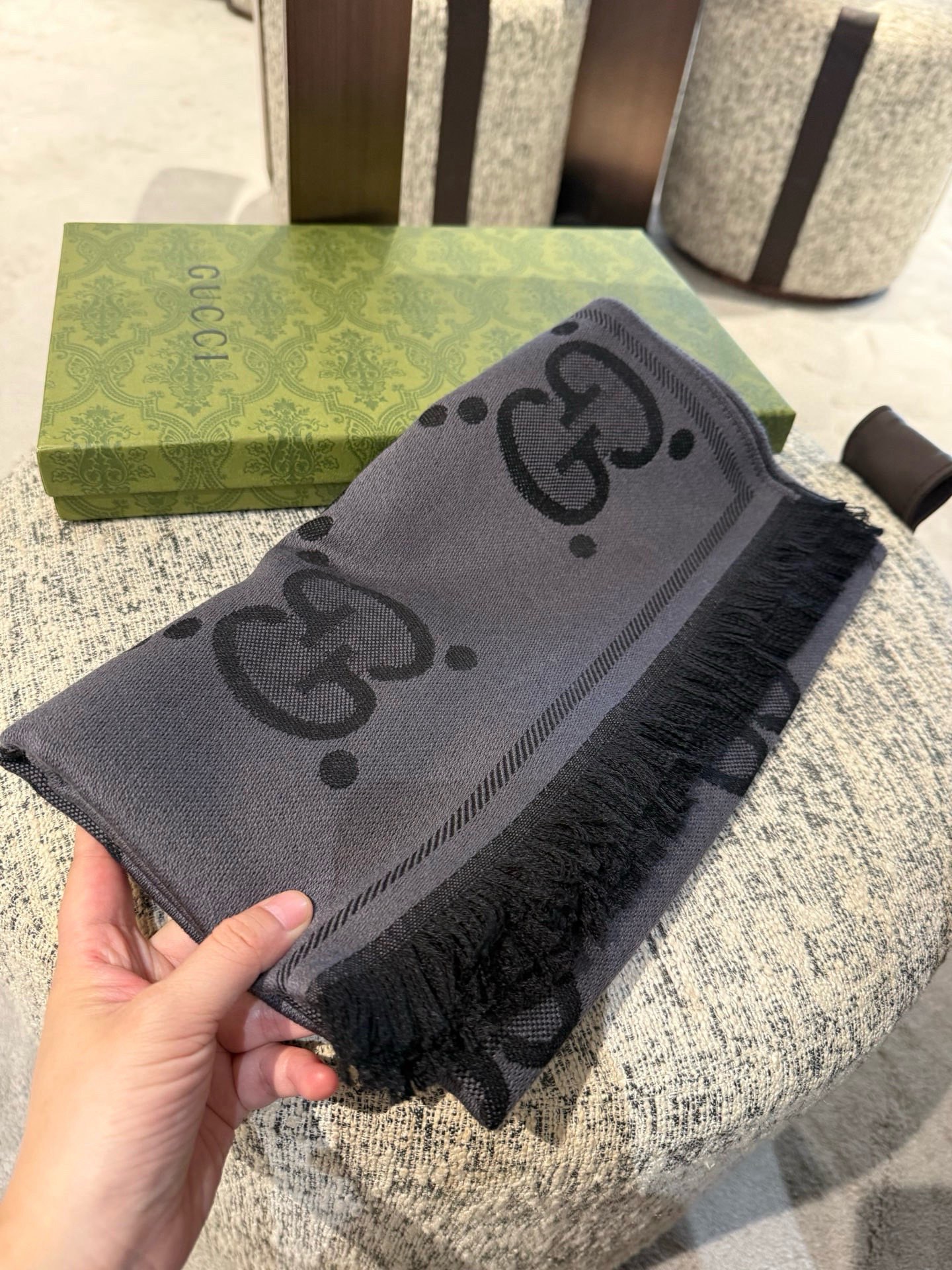 PGucci精纺提花双面羊毛！官网同步发售！非常实用推荐款，限量的配色，男女围都特别好看！！三个色。经典