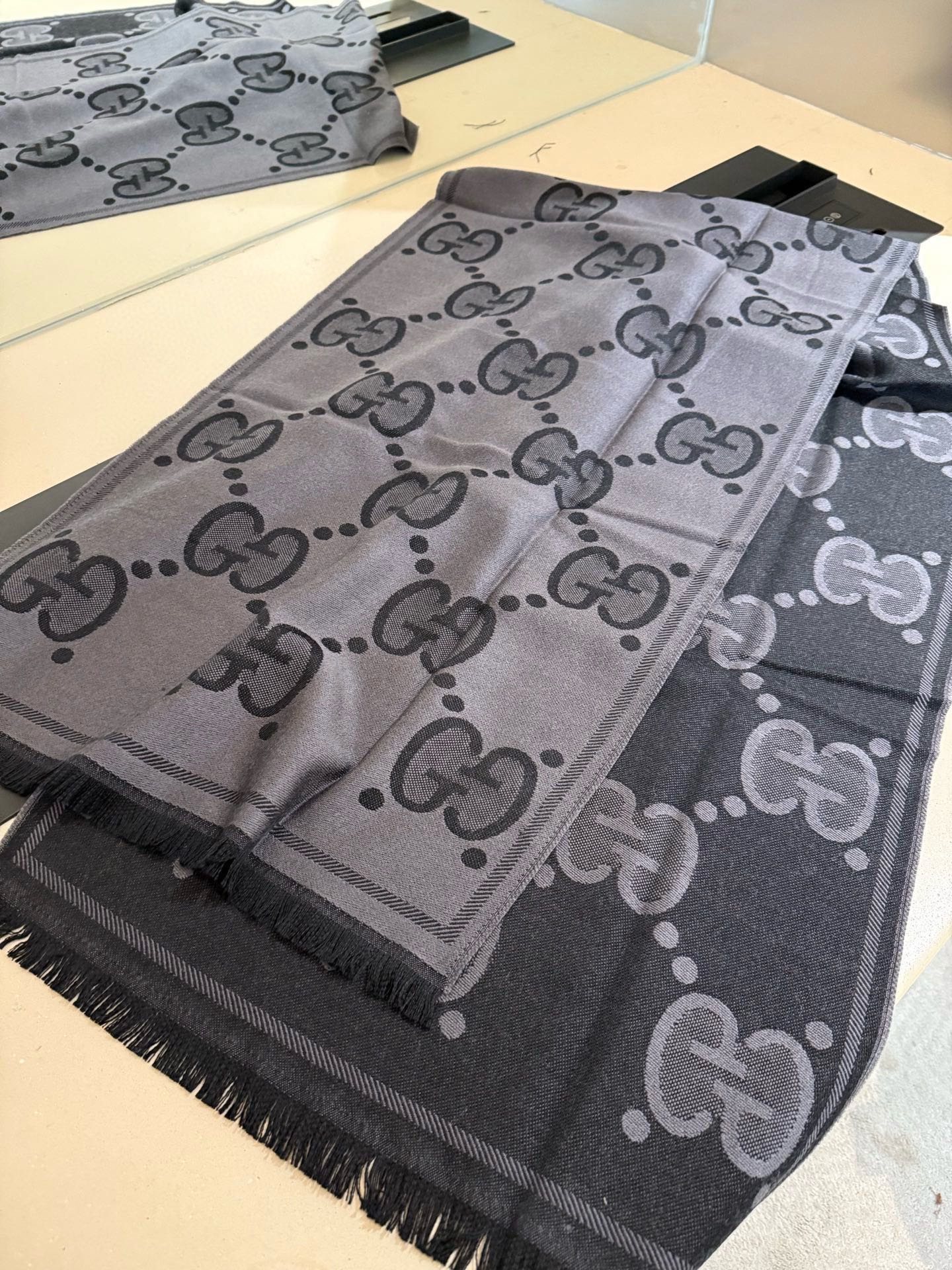 PGucci精纺提花双面羊毛！官网同步发售！非常实用推荐款，限量的配色，男女围都特别好看！！三个色。经典