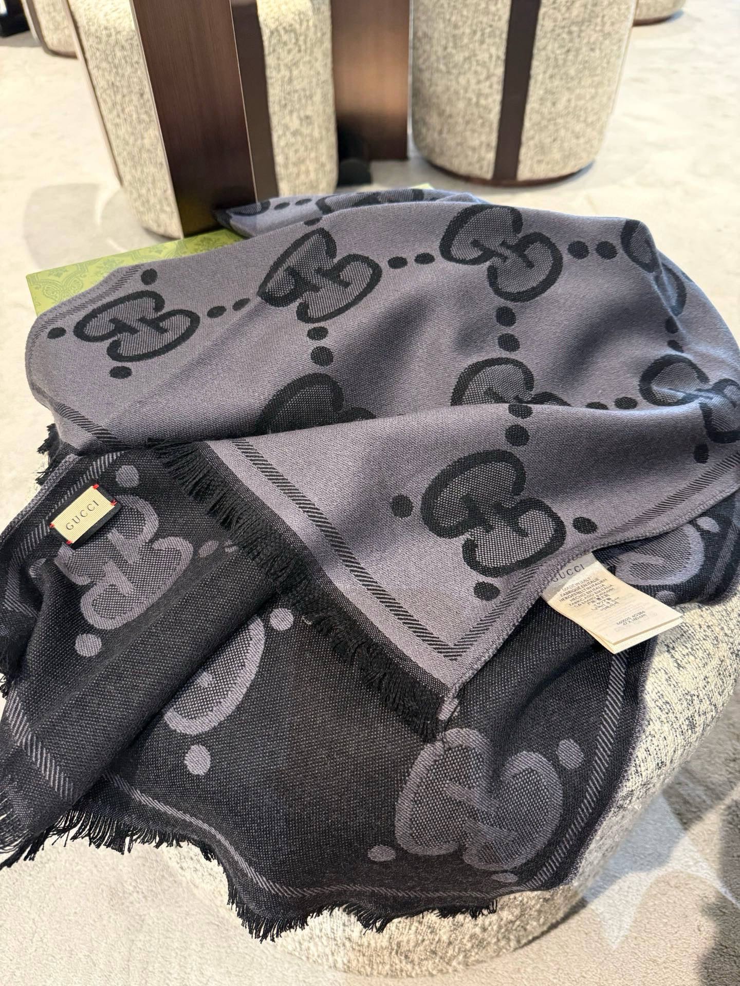 PGucci精纺提花双面羊毛！官网同步发售！非常实用推荐款，限量的配色，男女围都特别好看！！三个色。经典