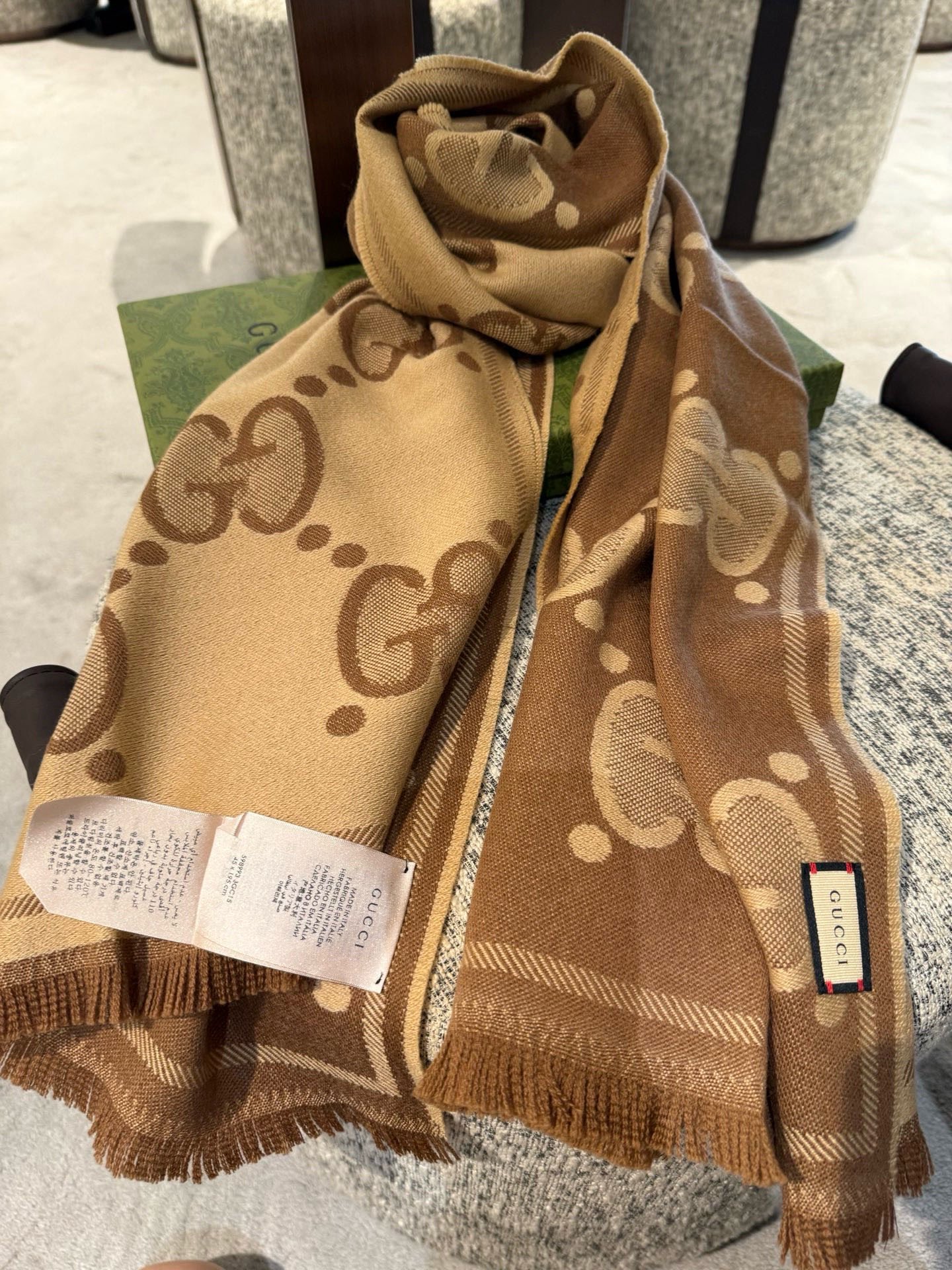 PGucci精纺提花双面羊毛！官网同步发售！非常实用推荐款，限量的配色，男女围都特别好看！！三个色。经典