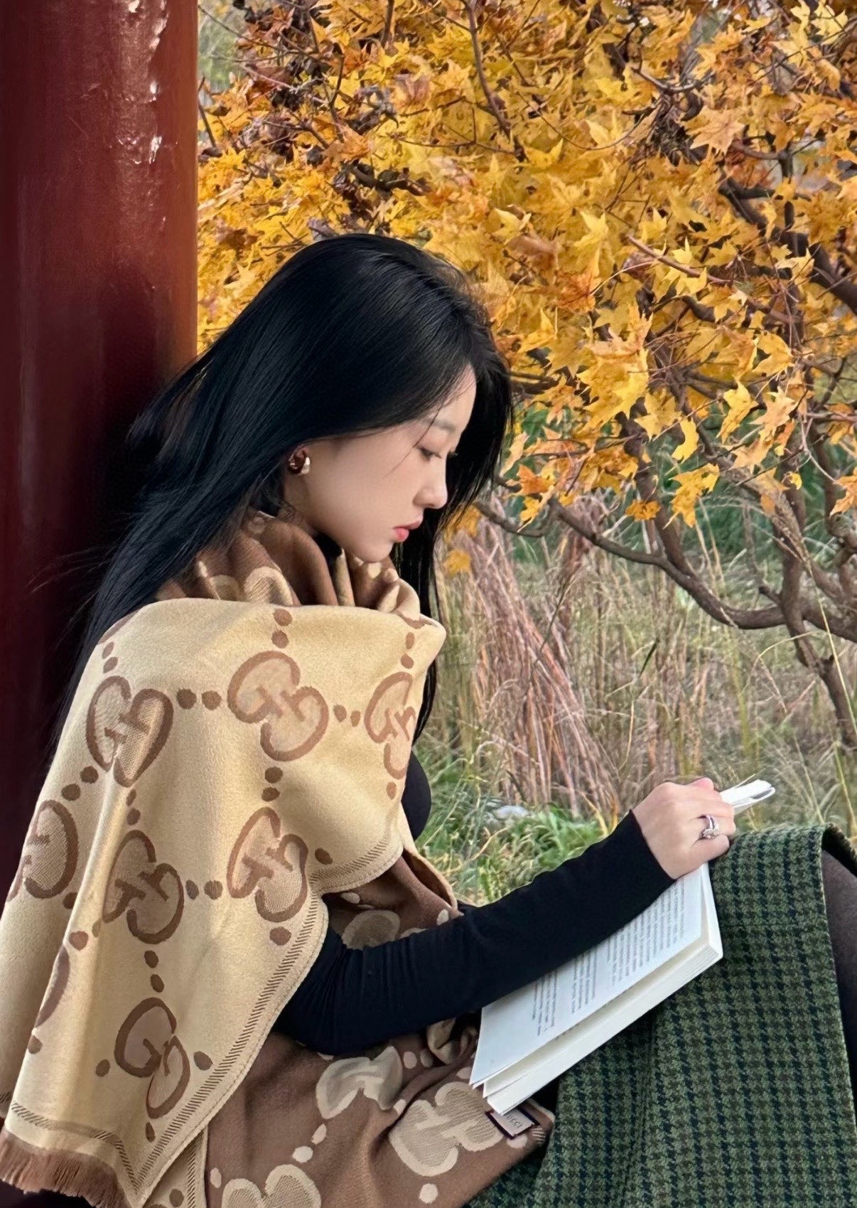 PGucci精纺提花双面羊毛！官网同步发售！非常实用推荐款，限量的配色，男女围都特别好看！！三个色。经典