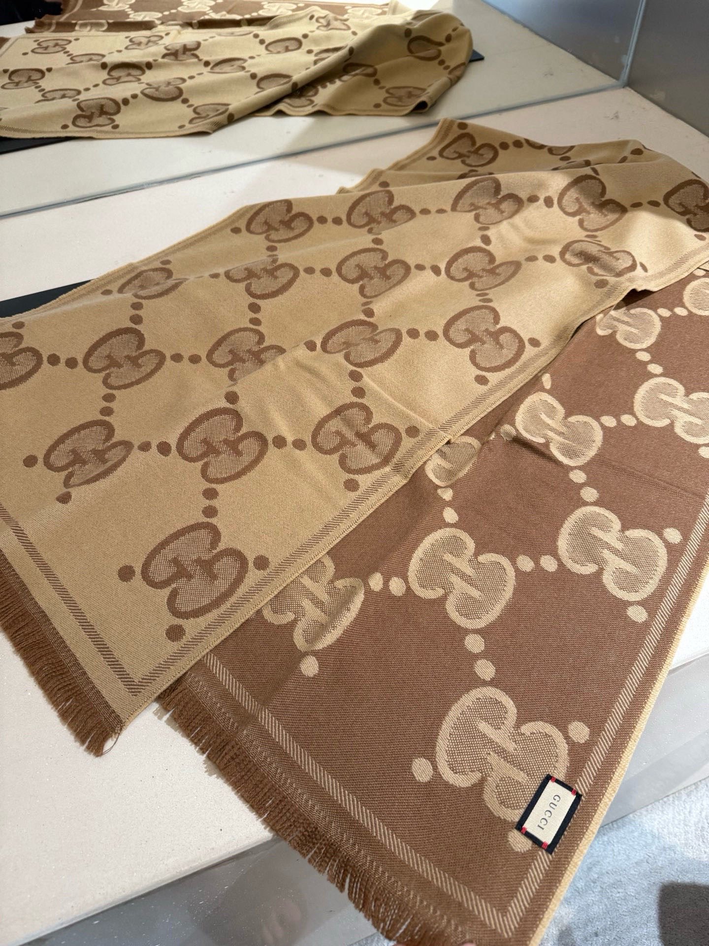 PGucci精纺提花双面羊毛！官网同步发售！非常实用推荐款，限量的配色，男女围都特别好看！！三个色。经典