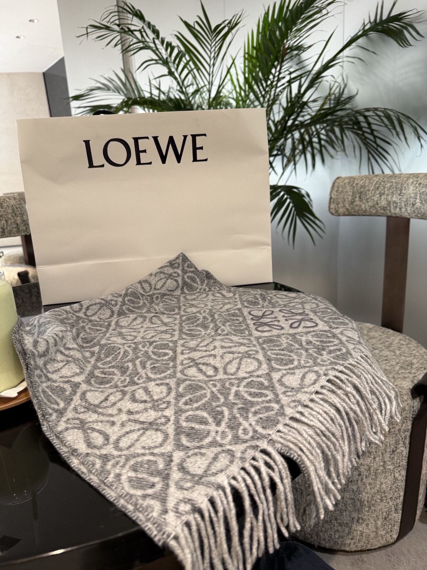 P简直了！罗意威新品围巾太火爆了2025秋冬新品围巾升级后的棋盘格也太精致好看了印有浮雕anagram经