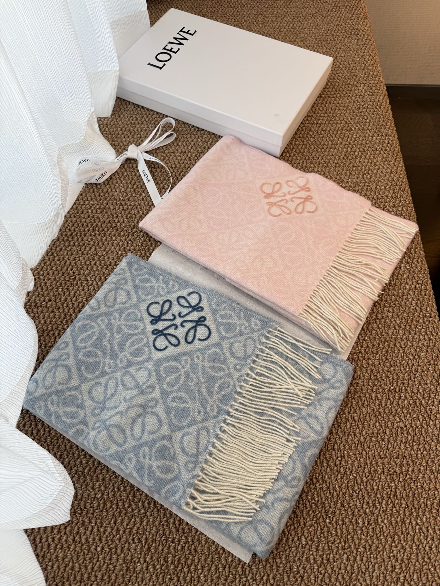 P简直了！罗意威新品围巾太火爆了2025秋冬新品围巾升级后的棋盘格也太精致好看了印有浮雕anagram经