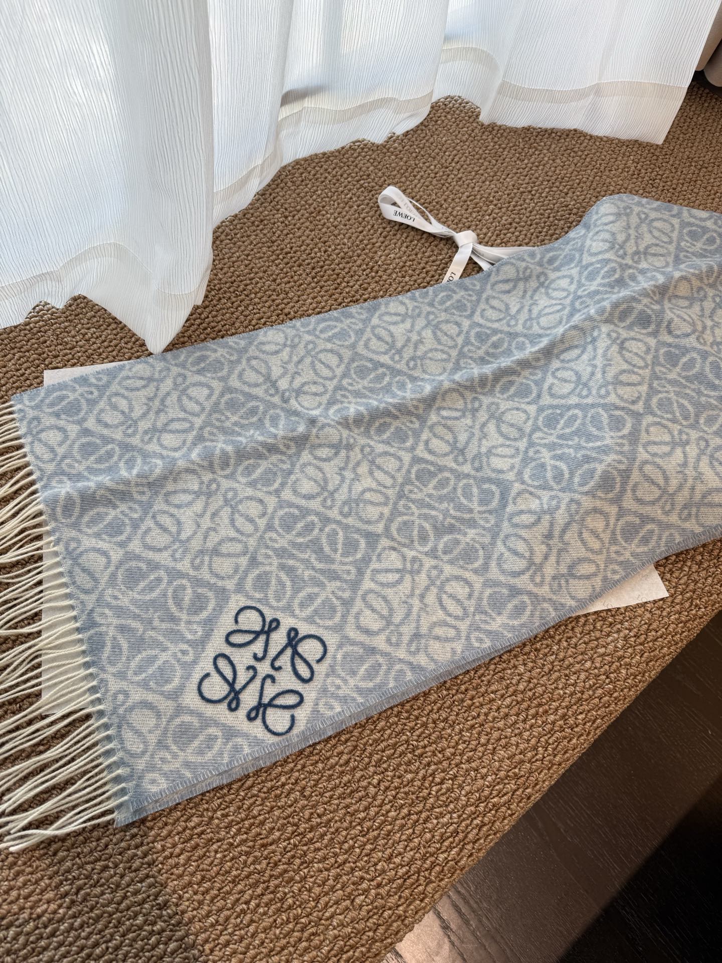 P简直了！罗意威新品围巾太火爆了2025秋冬新品围巾升级后的棋盘格也太精致好看了印有浮雕anagram经