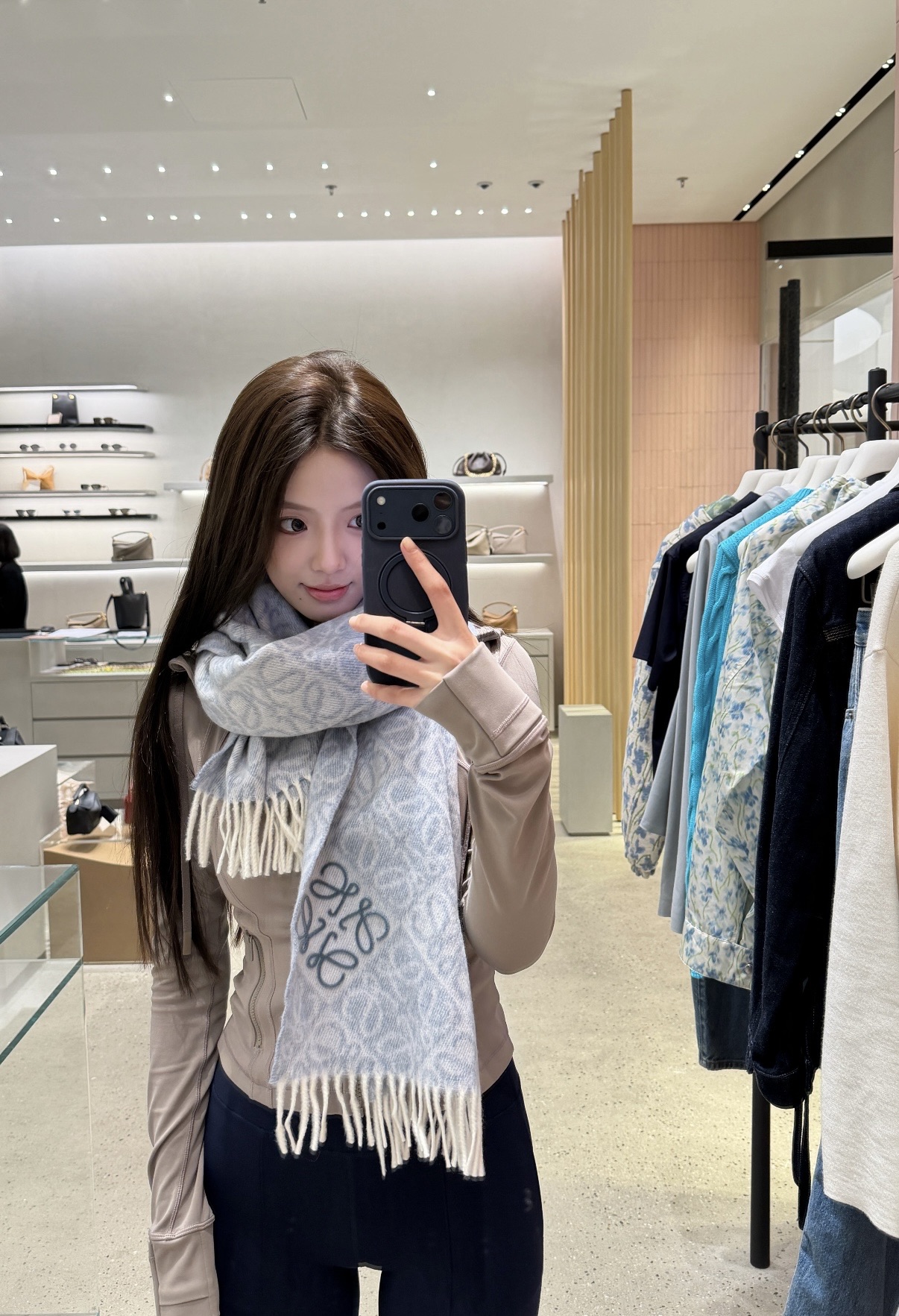 P简直了！罗意威新品围巾太火爆了2025秋冬新品围巾升级后的棋盘格也太精致好看了印有浮雕anagram经