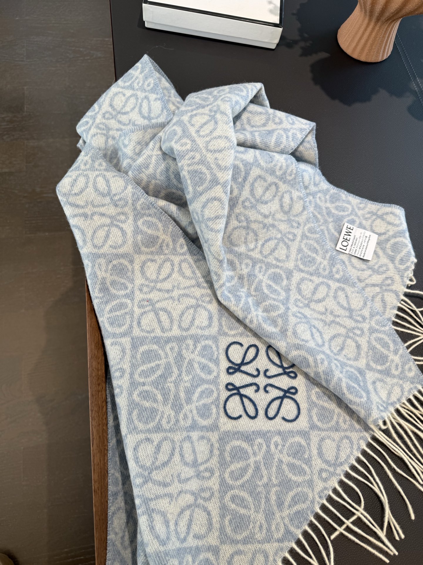 P简直了！罗意威新品围巾太火爆了2025秋冬新品围巾升级后的棋盘格也太精致好看了印有浮雕anagram经