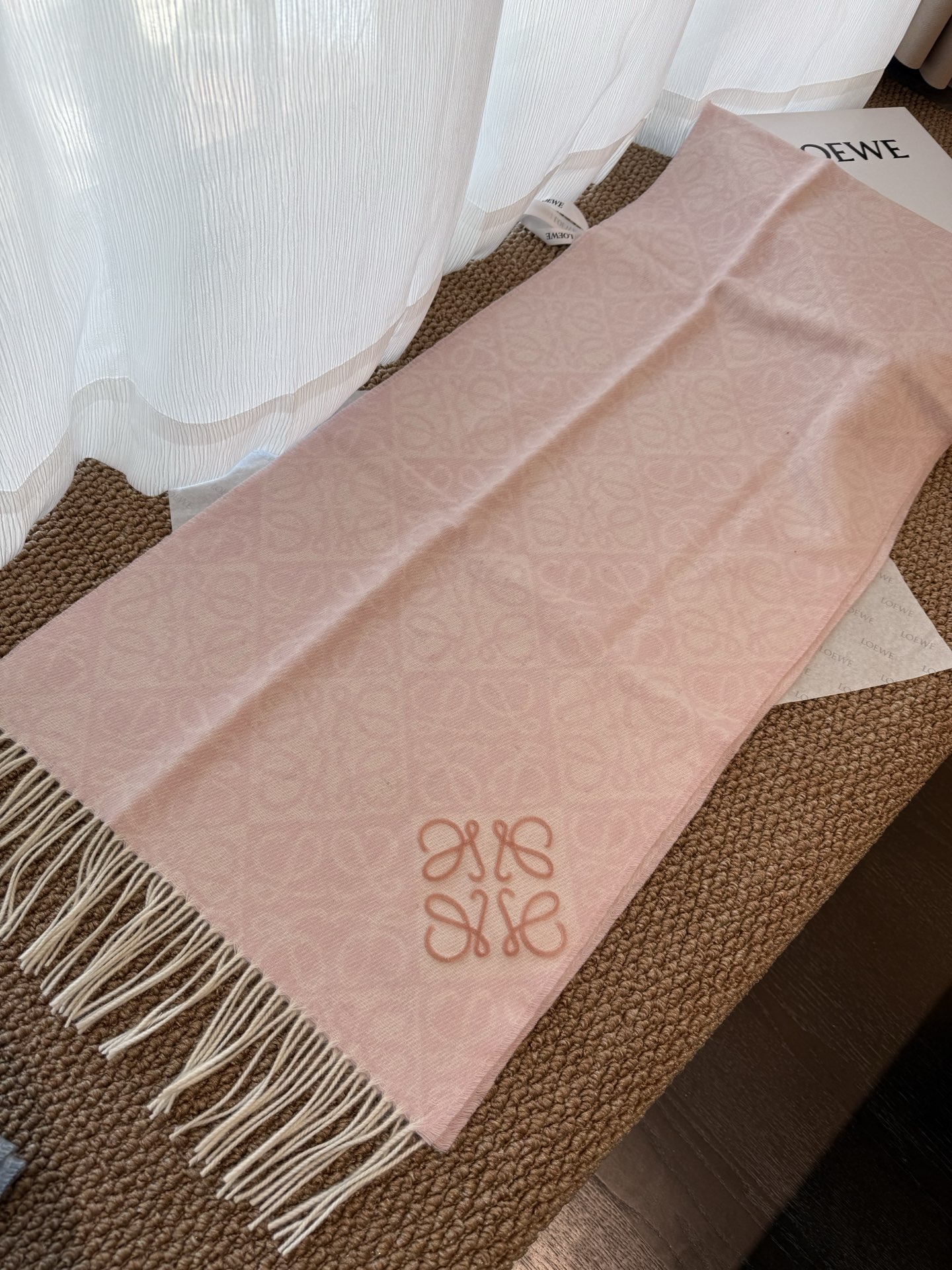 P简直了！罗意威新品围巾太火爆了2025秋冬新品围巾升级后的棋盘格也太精致好看了印有浮雕anagram经