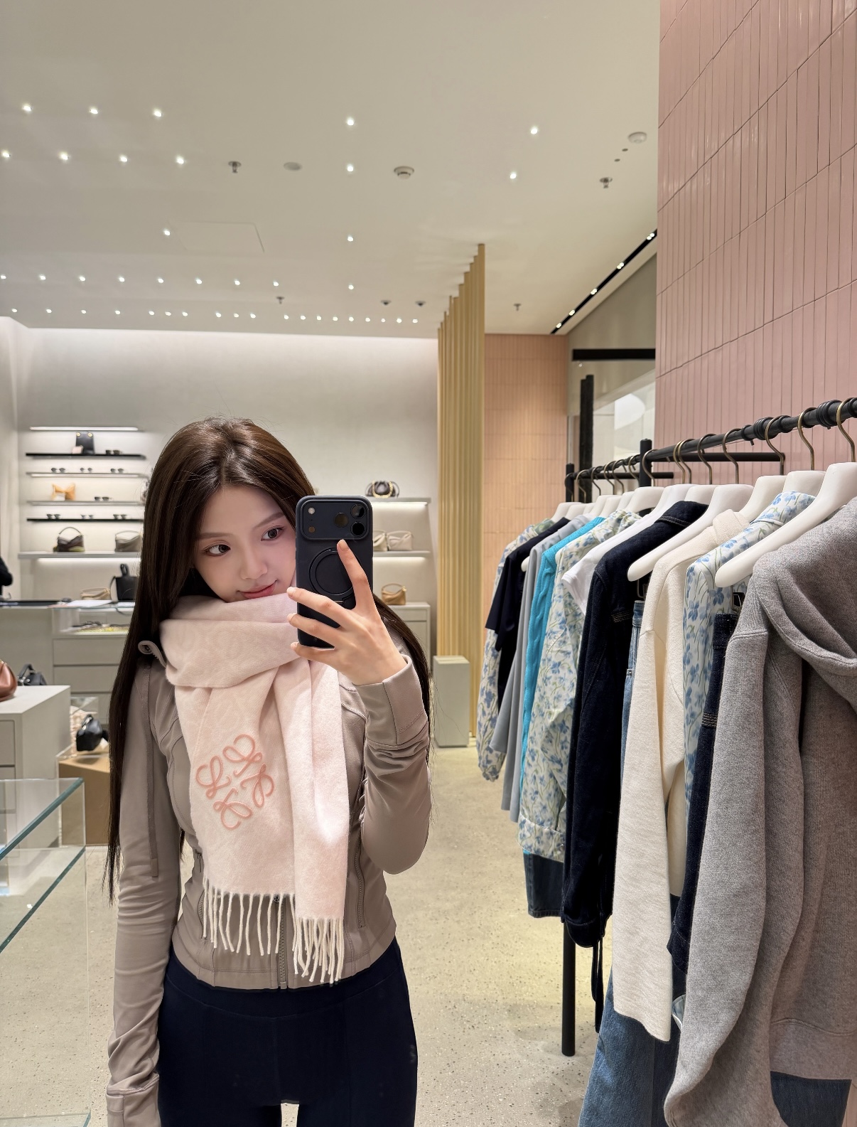 P简直了！罗意威新品围巾太火爆了2025秋冬新品围巾升级后的棋盘格也太精致好看了印有浮雕anagram经