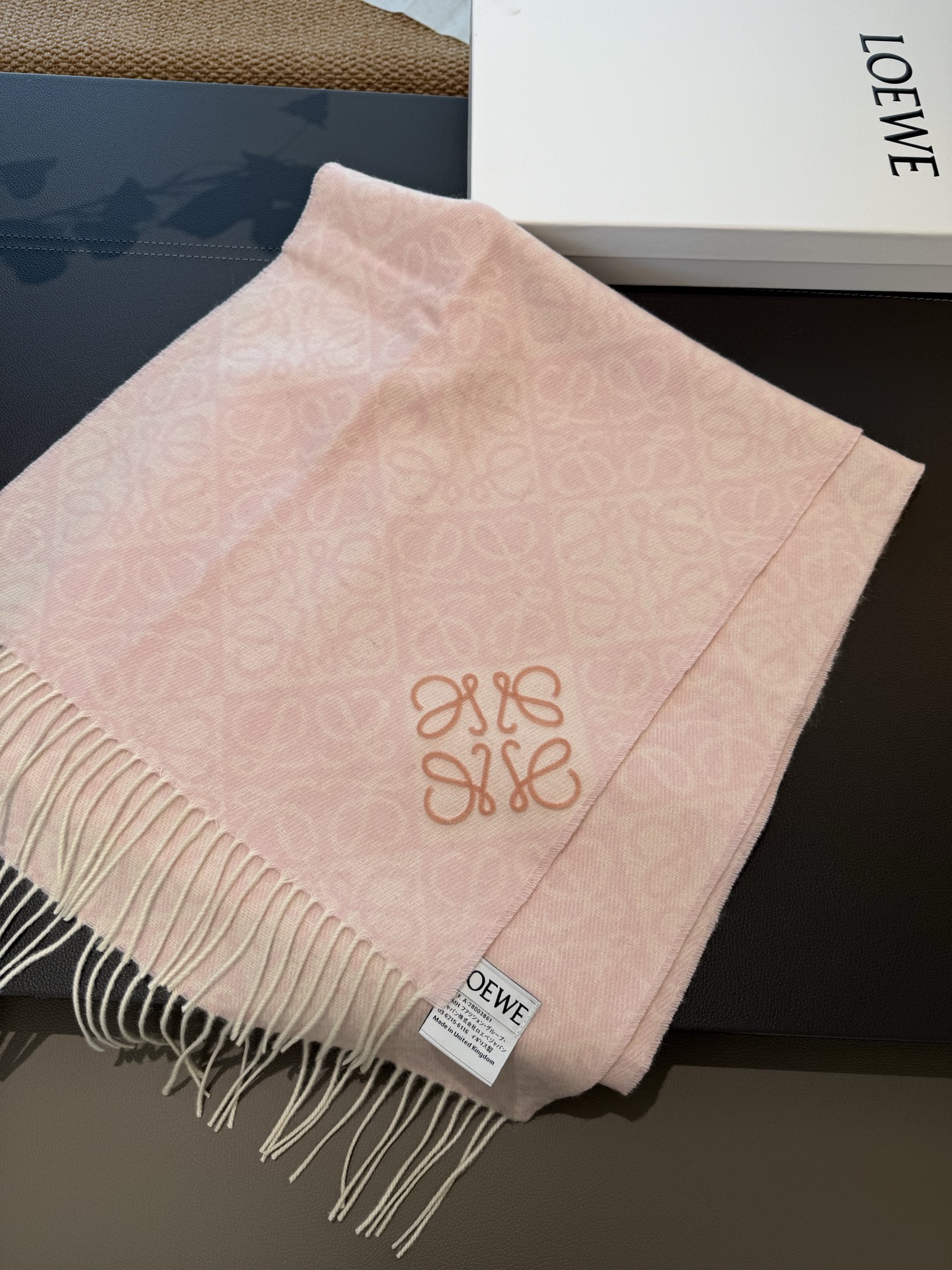 P简直了！罗意威新品围巾太火爆了2025秋冬新品围巾升级后的棋盘格也太精致好看了印有浮雕anagram经