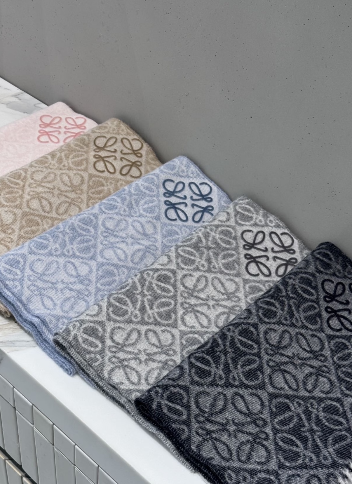 P简直了！罗意威新品围巾太火爆了2025秋冬新品围巾升级后的棋盘格也太精致好看了印有浮雕anagram经