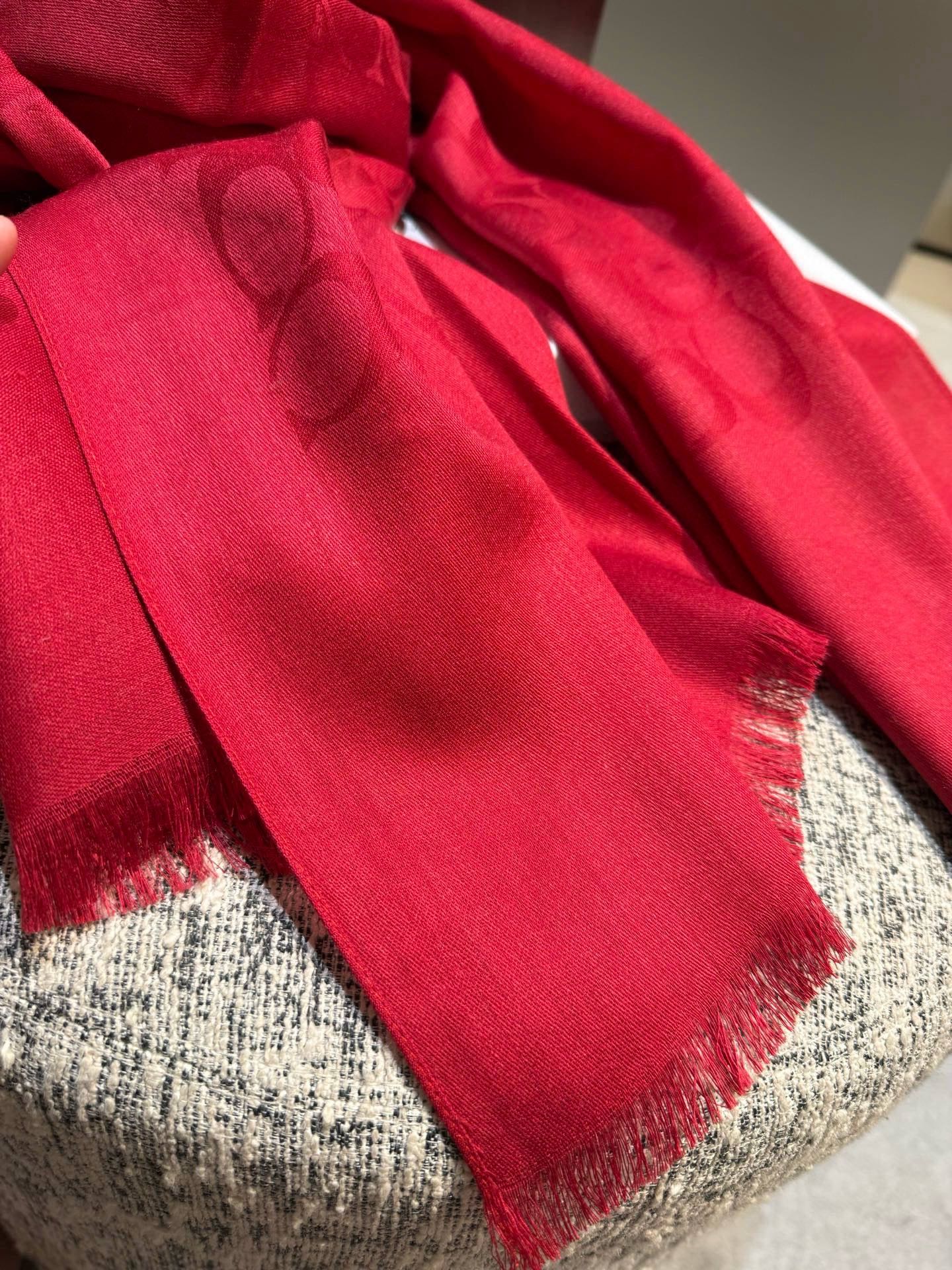 PCoach经典款围巾/大披肩。每个颜色都好看!超级舒适的款，大气奢华，中等厚度，可做披肩，办公室冷气足