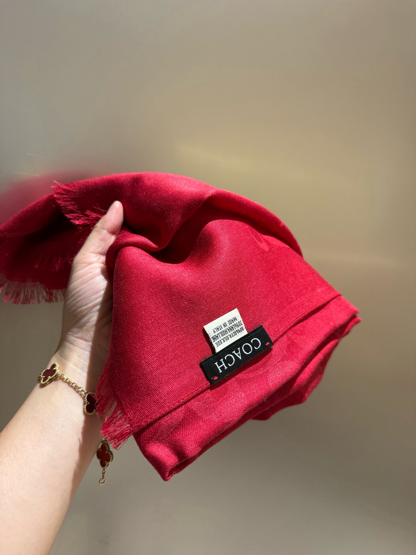 PCoach经典款围巾/大披肩。每个颜色都好看!超级舒适的款，大气奢华，中等厚度，可做披肩，办公室冷气足