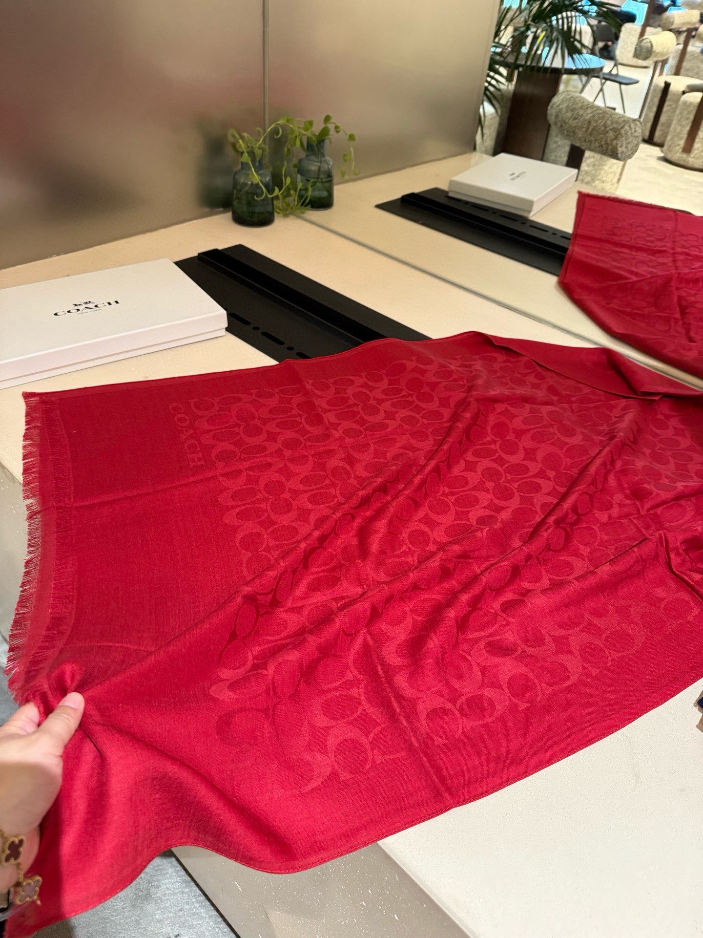 PCoach经典款围巾/大披肩。每个颜色都好看!超级舒适的款，大气奢华，中等厚度，可做披肩，办公室冷气足