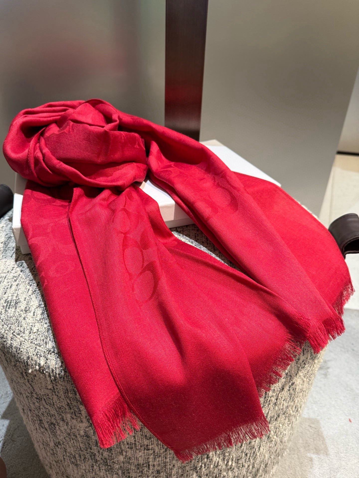 PCoach经典款围巾/大披肩。每个颜色都好看!超级舒适的款，大气奢华，中等厚度，可做披肩，办公室冷气足