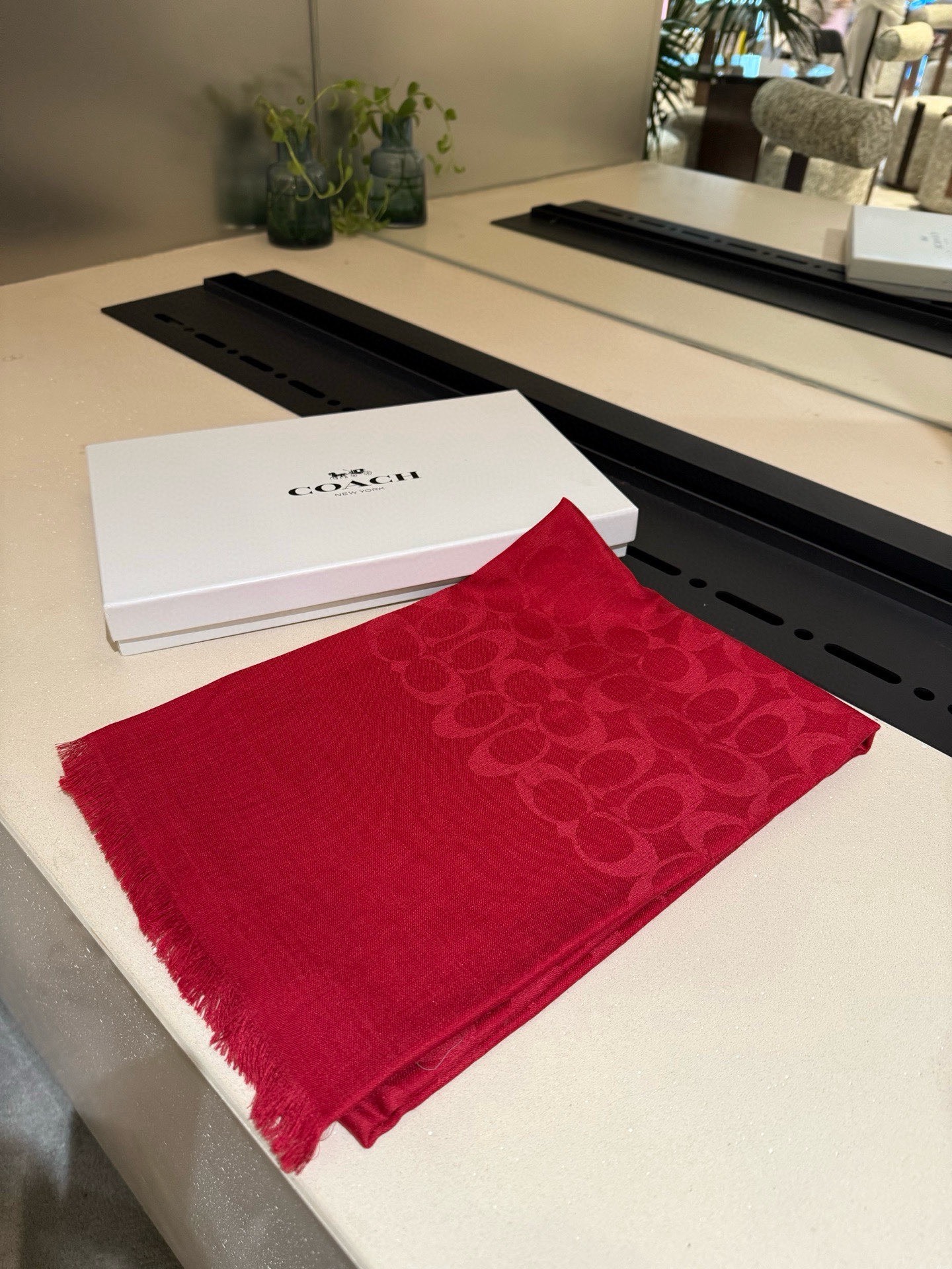 PCoach经典款围巾/大披肩。每个颜色都好看!超级舒适的款，大气奢华，中等厚度，可做披肩，办公室冷气足