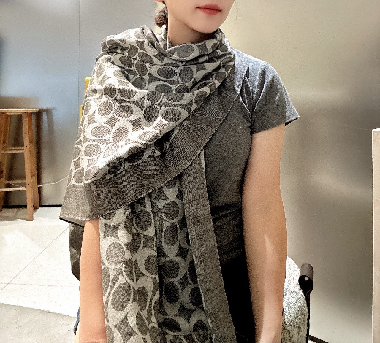 PCoach经典款围巾/大披肩。每个颜色都好看!超级舒适的款，大气奢华，中等厚度，可做披肩，办公室冷气足